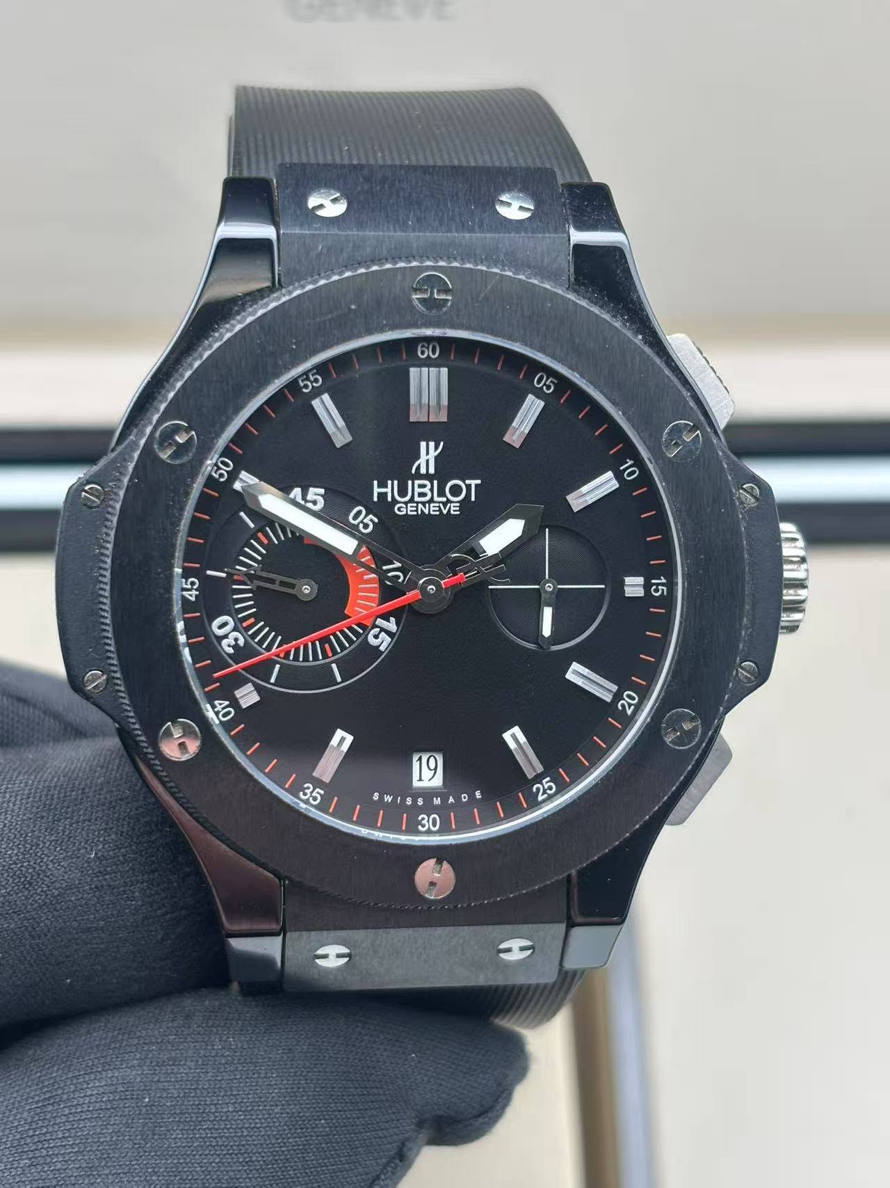 May be an image of digital watch and text that says '၆ IK 45 HUBLOT 05 GENEVE (S 10 45 30 S 15 o0 아 eBHK 20 O 19 35 WIS: 5 30 25 S エ'