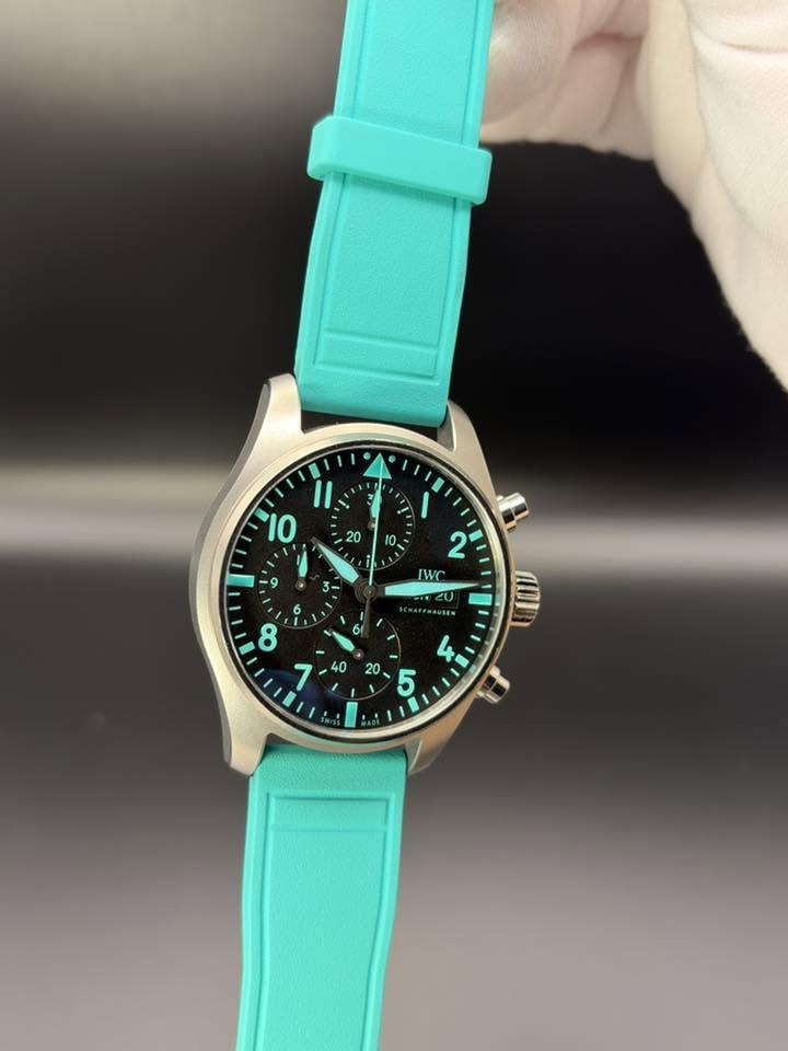 May be an image of digital watch and text that says 'و II I IWC 2U U 6 8 7 CII '
