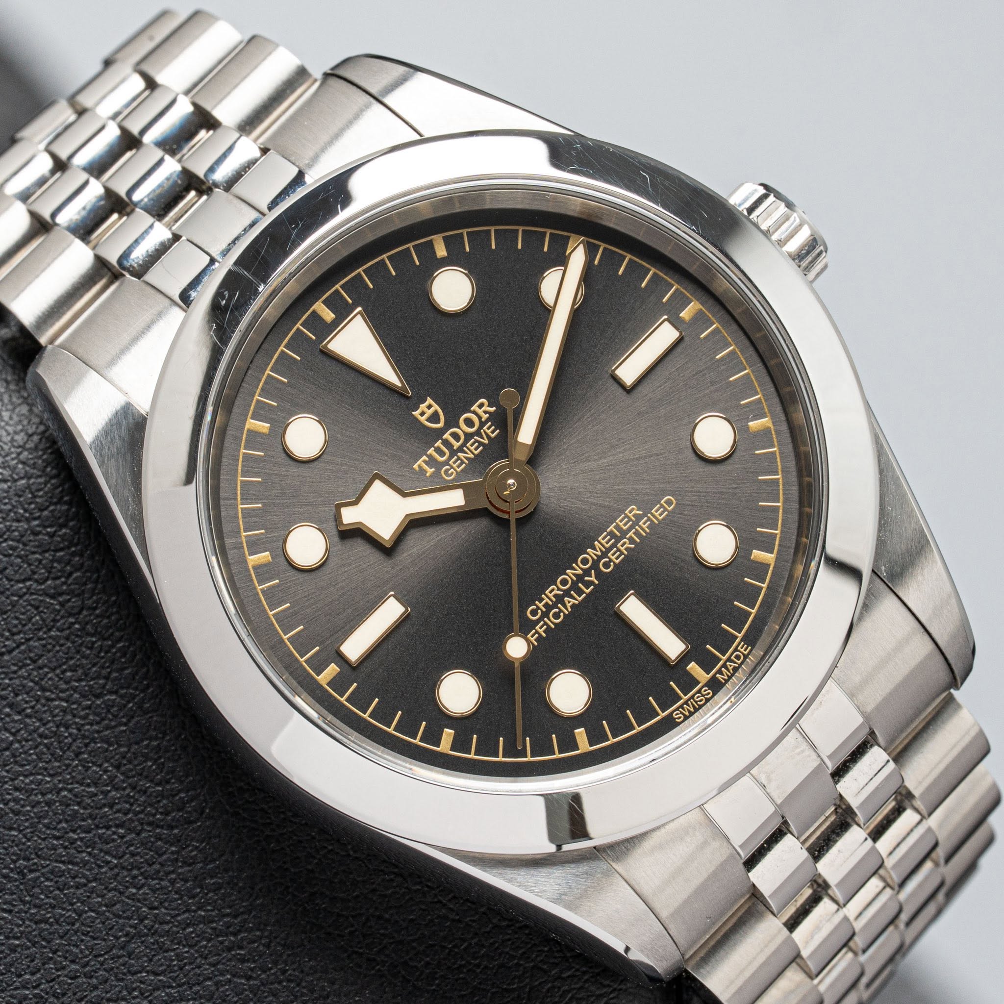 May be an image of wrist watch and text that says 'തു 円 TUDOR TUREVE GENEVE GENEVE CHRONOMETER CERTIFIE ED FFICIALLY 1 MADE MADE SWISS'