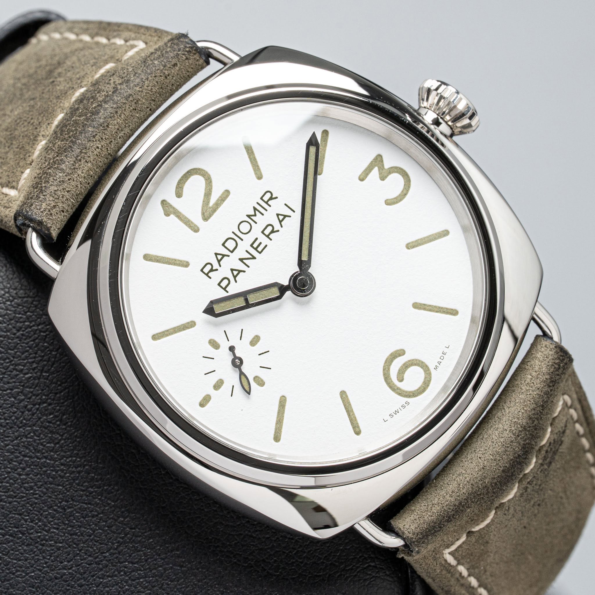 May be an image of wrist watch and text that says 'M 121 RADIOMIR PANERAI RAI m 6 SWISS MADE L'