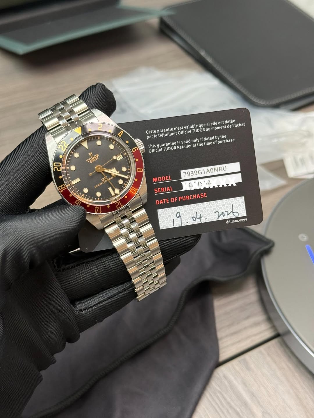 May be an image of wrist watch and text that says '4 ጋጋ que elleest est datée Cette DétaillantOficiel Detaniant garantie n'estvalable n'estv Officiel TUDOR moment omentd achat…