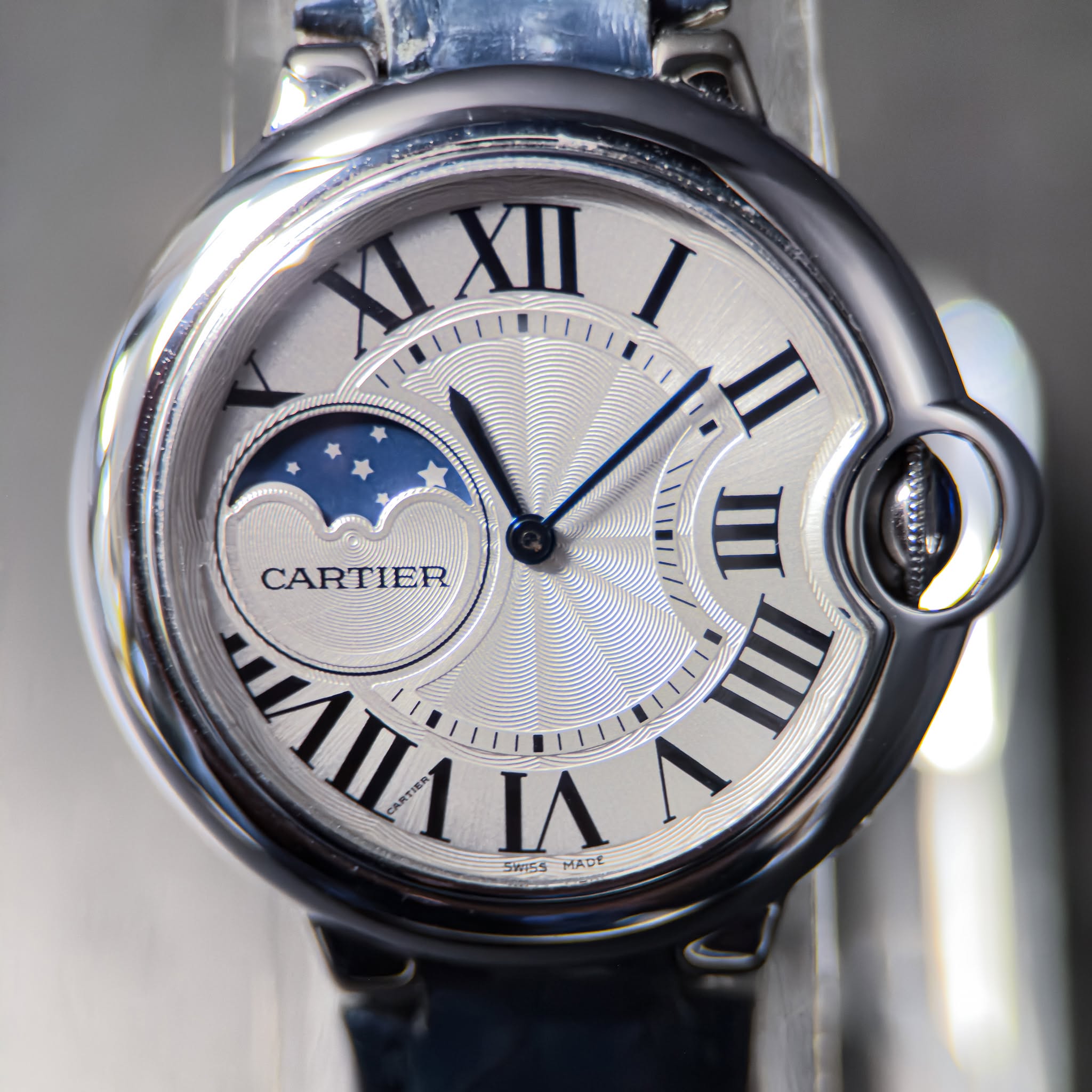 May be an image of wrist watch and text that says 'XII XLXII I n I CARTIER mиw S SWISS MADE'