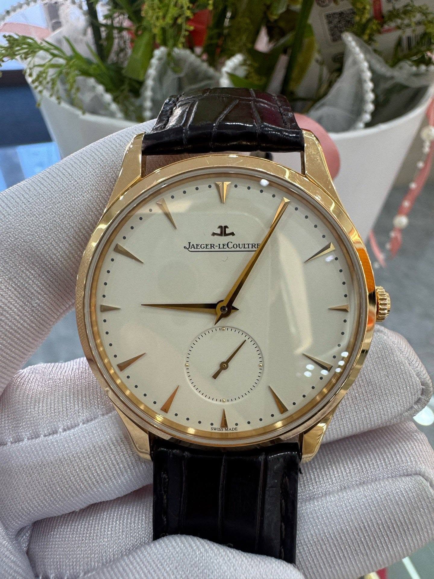 May be an image of wrist watch and text that says 'V مال JAEGER-L.FCOULTRE JAEGER-I በዝ 福 SWISSMADE ADE SWISST'
