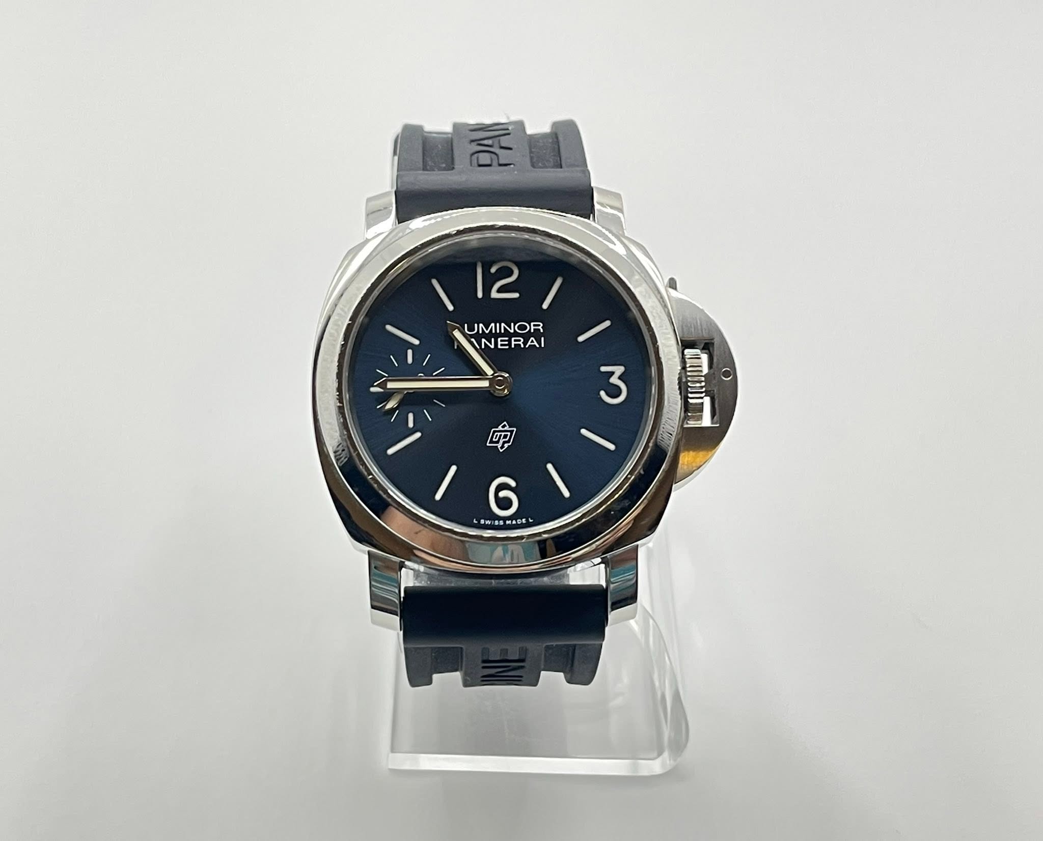May be an image of digital watch and text that says 'F 12/ 12 UMINOR NERAI 3 卵 17 O 6 :'