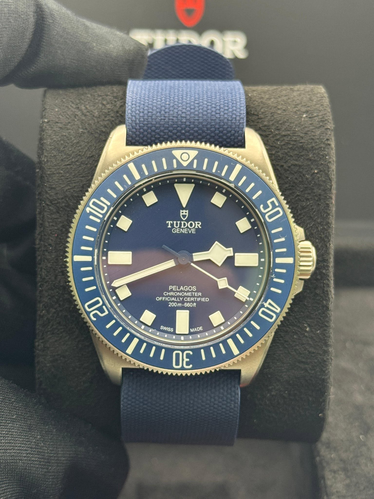 May be an image of wrist watch and text that says '10 TUDOR GENEVE PELAGOS CHRONOME NOMETER OFFICALLYCETTIFIED NOMETER OFF OFFICIALLY FICIALLYCERTI CERTIFIED FIED 200m 660円 50 HIL!…