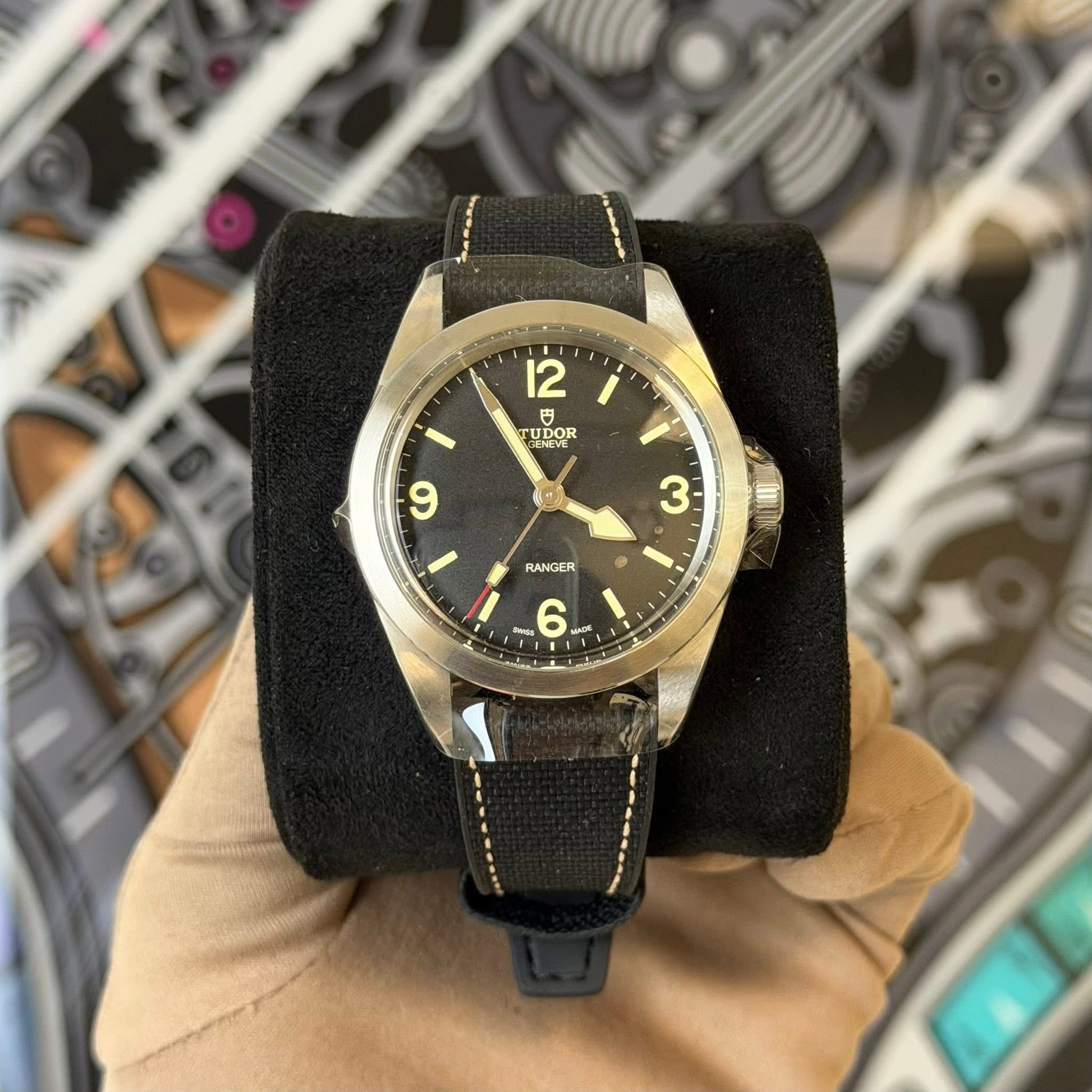 May be an image of wrist watch and text that says '12 守 TDOR UDOR ENEVE 名ご) و 3 RANGER O CO ים'