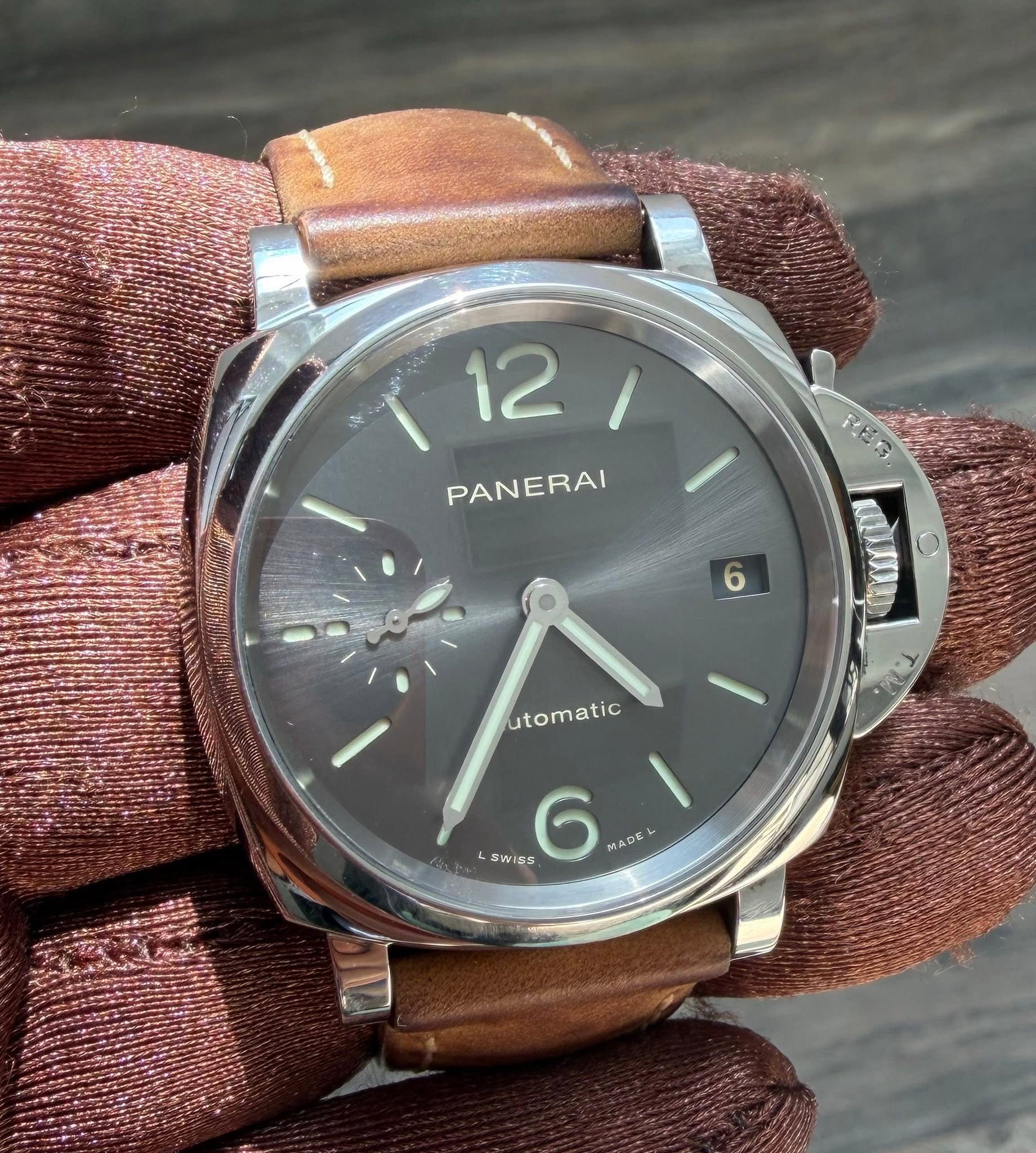 May be an image of wrist watch and text that says '12/ 12 PANERAI REG RO utomatic SWISS 6 MADE ل'