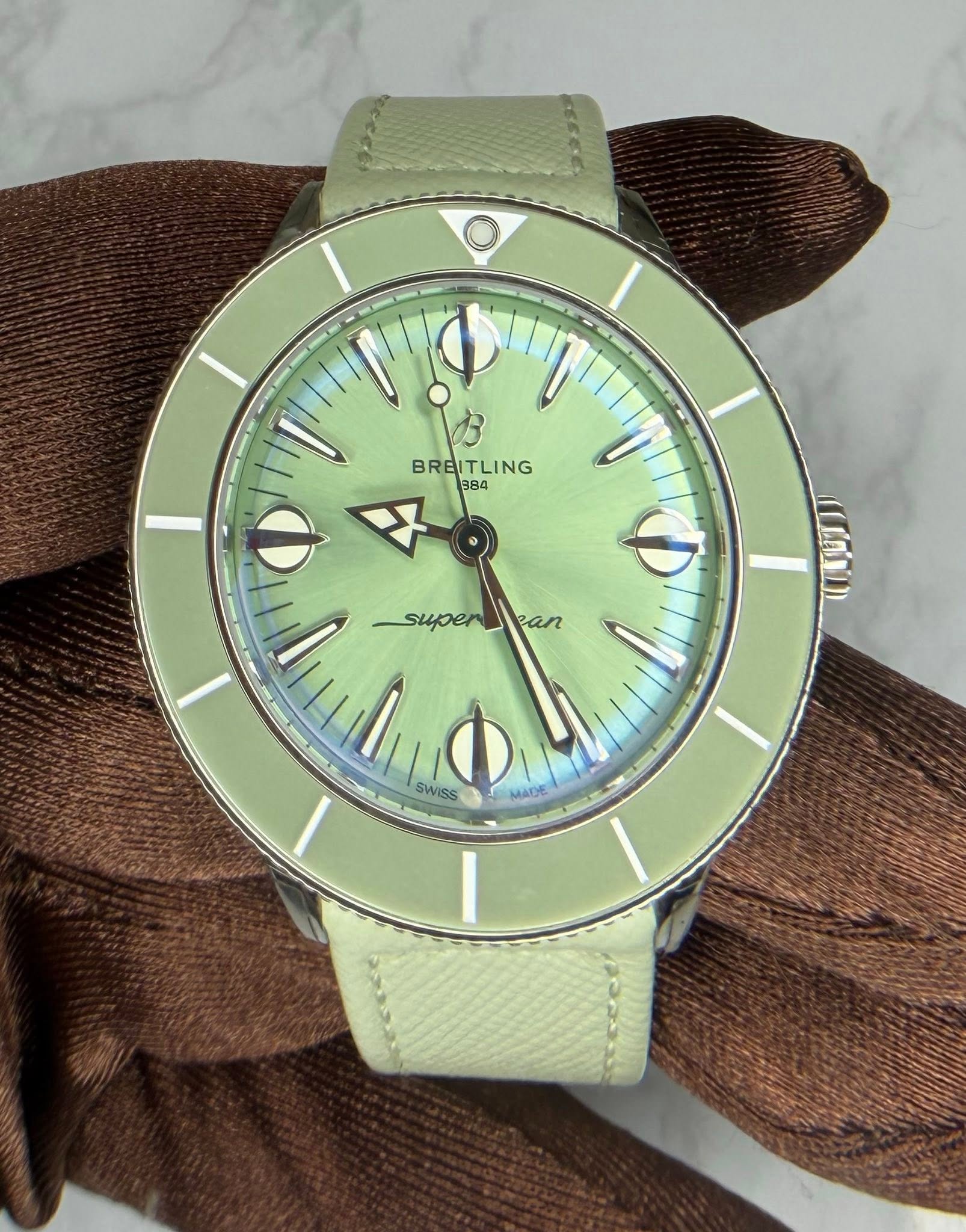 May be an image of wrist watch and text that says 'BREITLING BREIT 984 H superean an super cean SWISS ወ MADE'