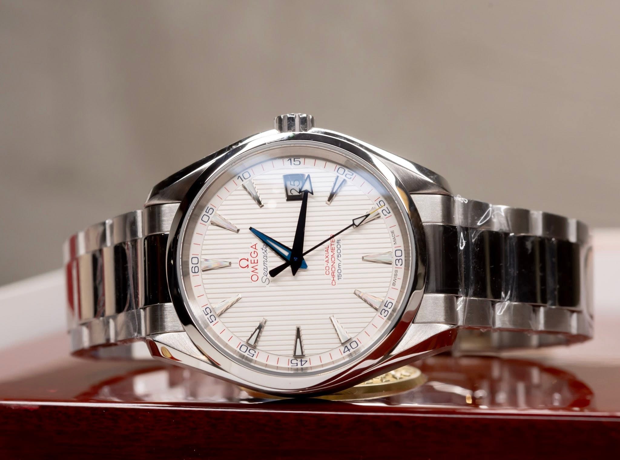 May be an image of wrist watch and text that says '15 10 1주g O2 MADE 30 RWISS 35 MEGA OMEGA Seamabe እግር 150m/500 OOS CONOMETE OTOME ヨNー 55 BO 50 09 A 15D1 40 40'