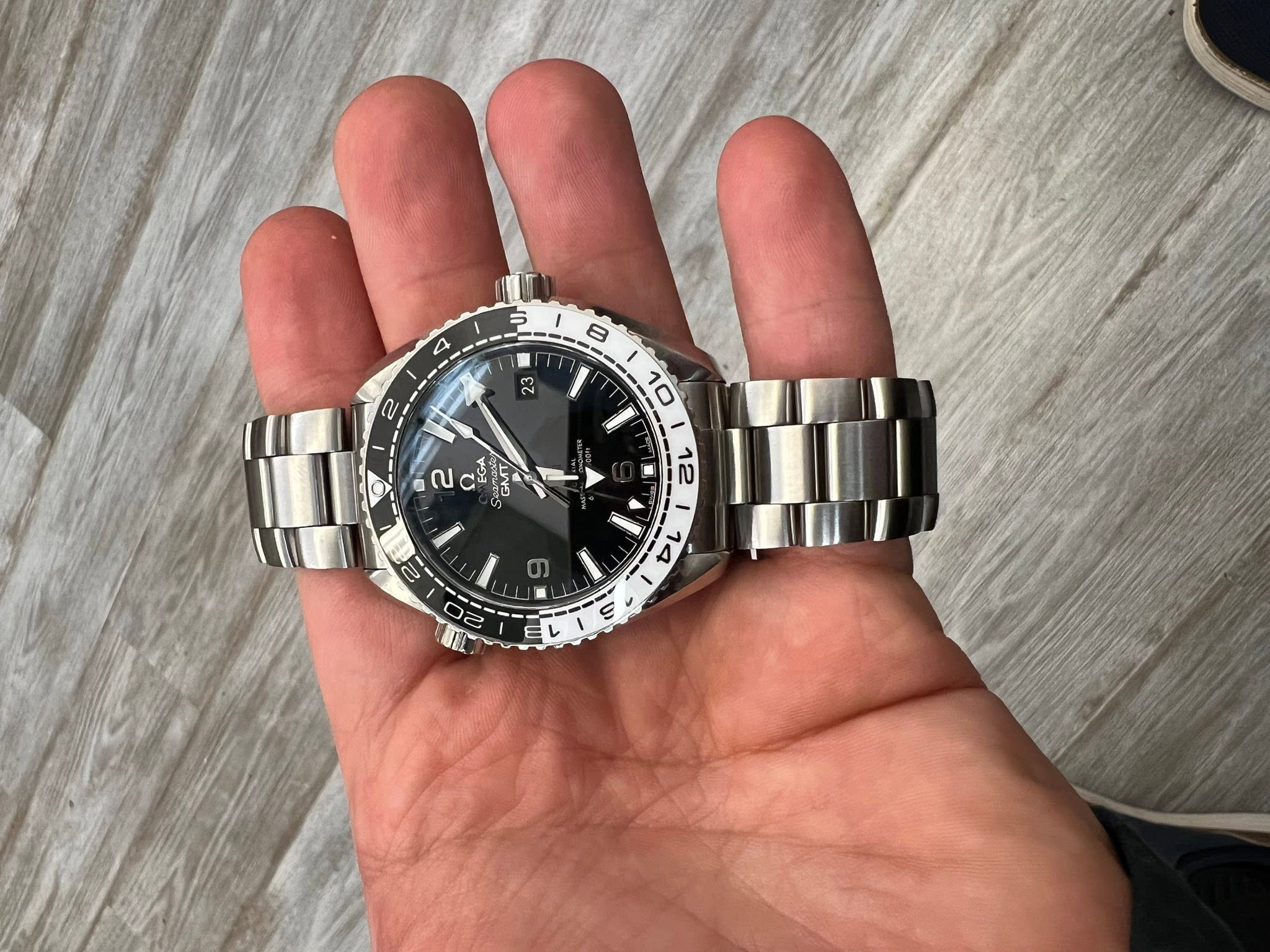 May be an image of wrist watch and text that says 'S 味 ው በ EGA ااحر MT GNE 12 2 መ 14 20 H S 13'