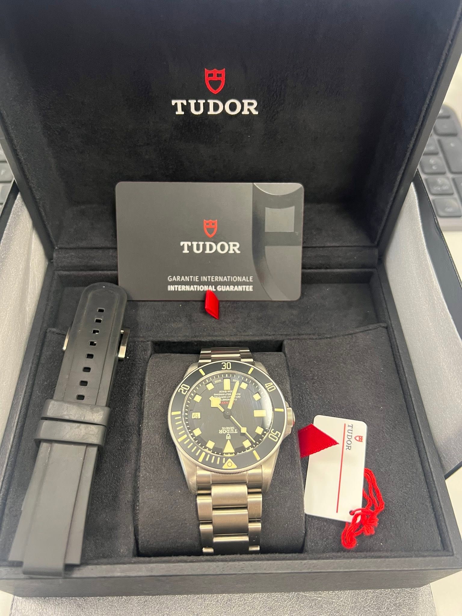 May be an image of wrist watch and text that says 'TUDOR 円 TUDOR GARANTIE GARANTIEINTERNATIONALE INTERNATIONALE INTERNATIONAL INTERNATIOHALGUARANTEE GUARANTEE 30 L1F 2 三 20…