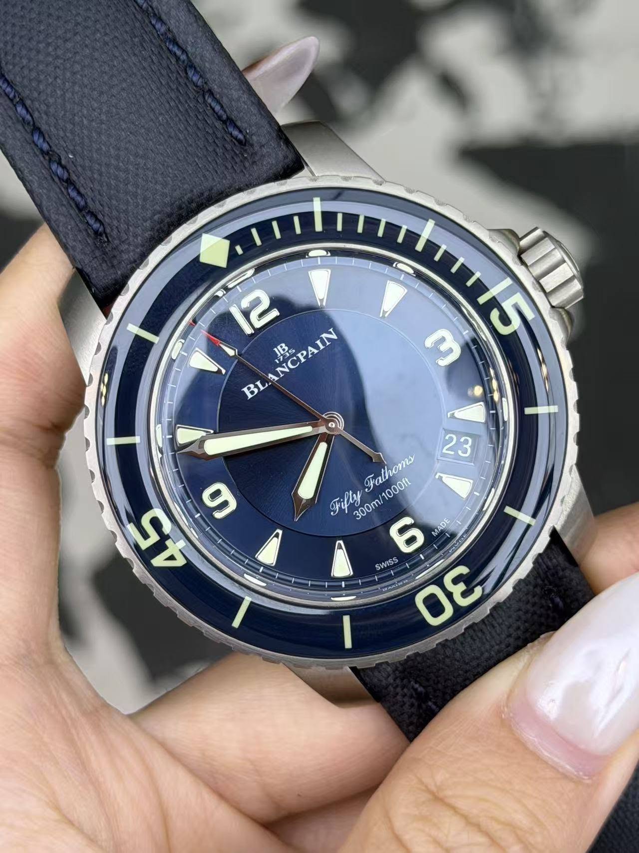 May be an image of wrist watch and text that says '01 12 BLANCPAII JB 115 u Δ Falhoms Fifly 300m 6 MADE 300m/1000ft SWISS ០េ ٥'