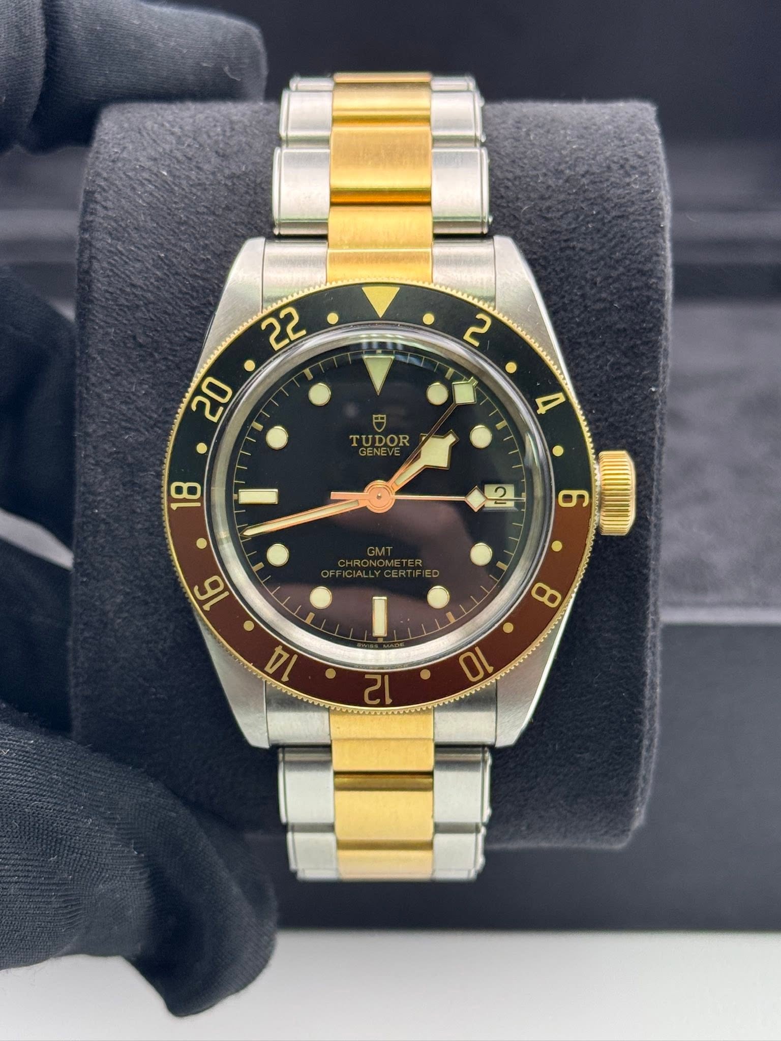 May be an image of wrist watch and text that says '22 20 2 TUDOR • 10 12'