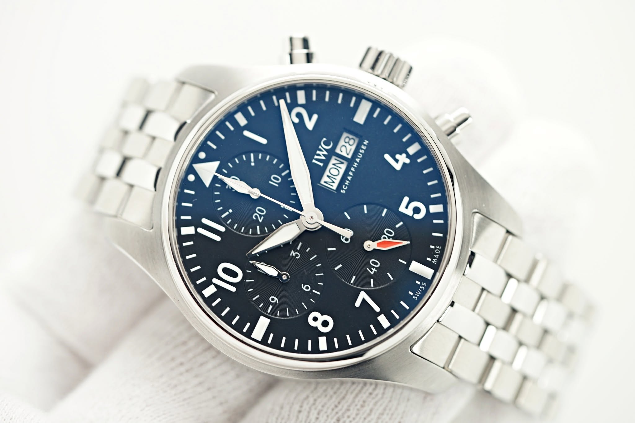 May be an image of wrist watch and text that says '0 2 IWC 28 SCHAFFHAUSEN SCHAFFRA 4 MON SCHA م 20 כא 10 - O V م MADE ٥ Swiss ላ 8'