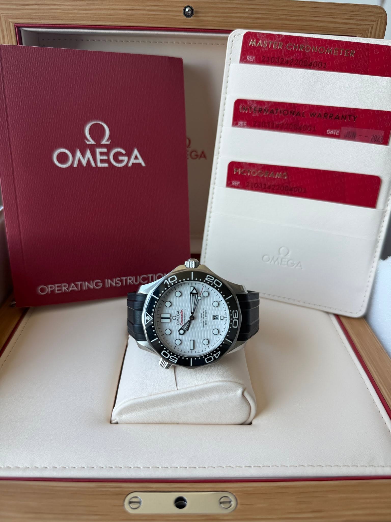 May be an image of wrist watch and text that says 'MASTERCHR REF MASTERCHRONOMETEA MASTER ח OMEGA DATE 10 ٢ OMEGA 20 O 4 " CMEC 6 ၁၀ 30 D 7 ਨં سب ን 1 S:0 4.0 အ'