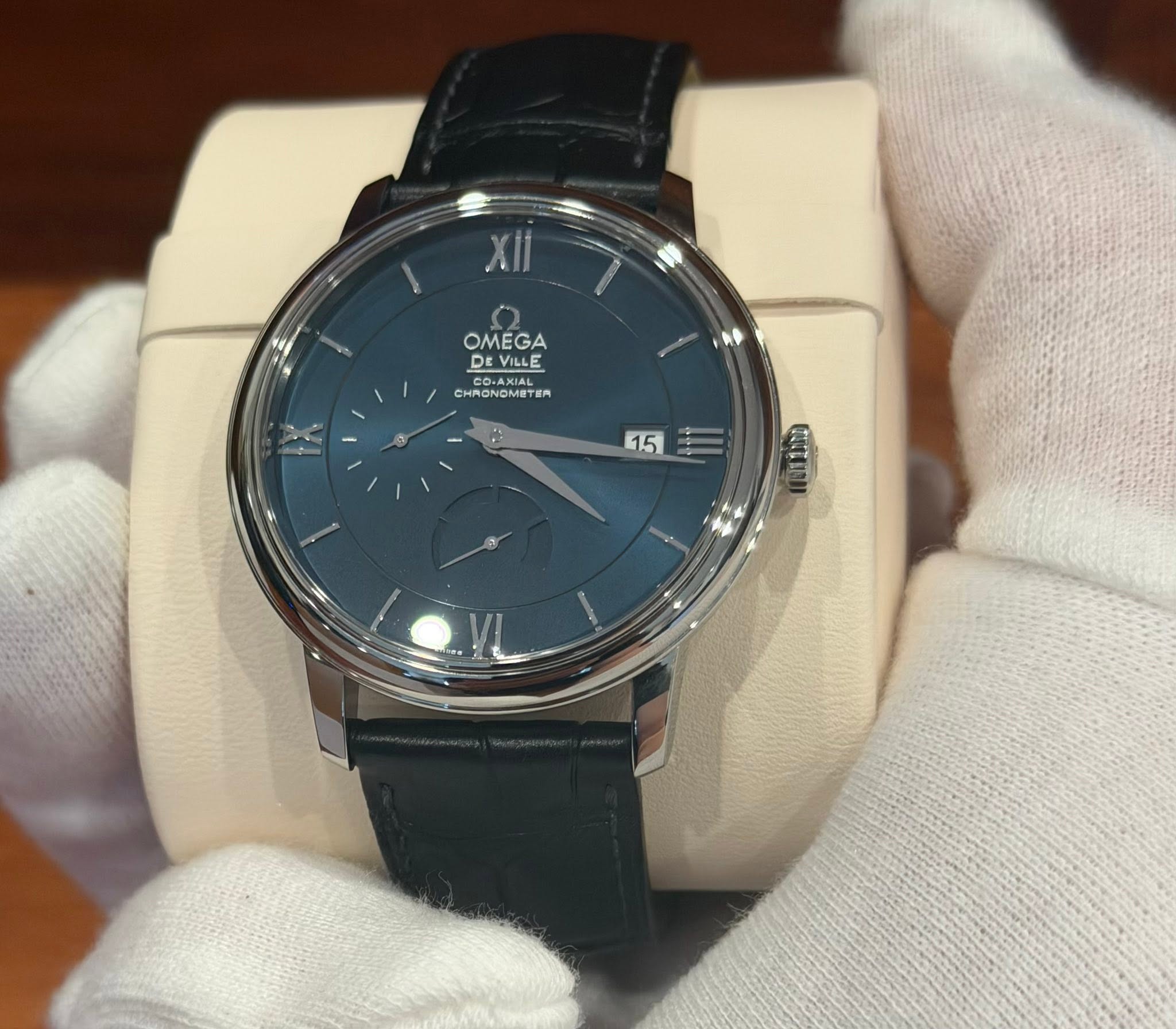 May be an image of wrist watch and text that says 'OMEGA DE VILLE COA CHRONGMETEA 15 15'