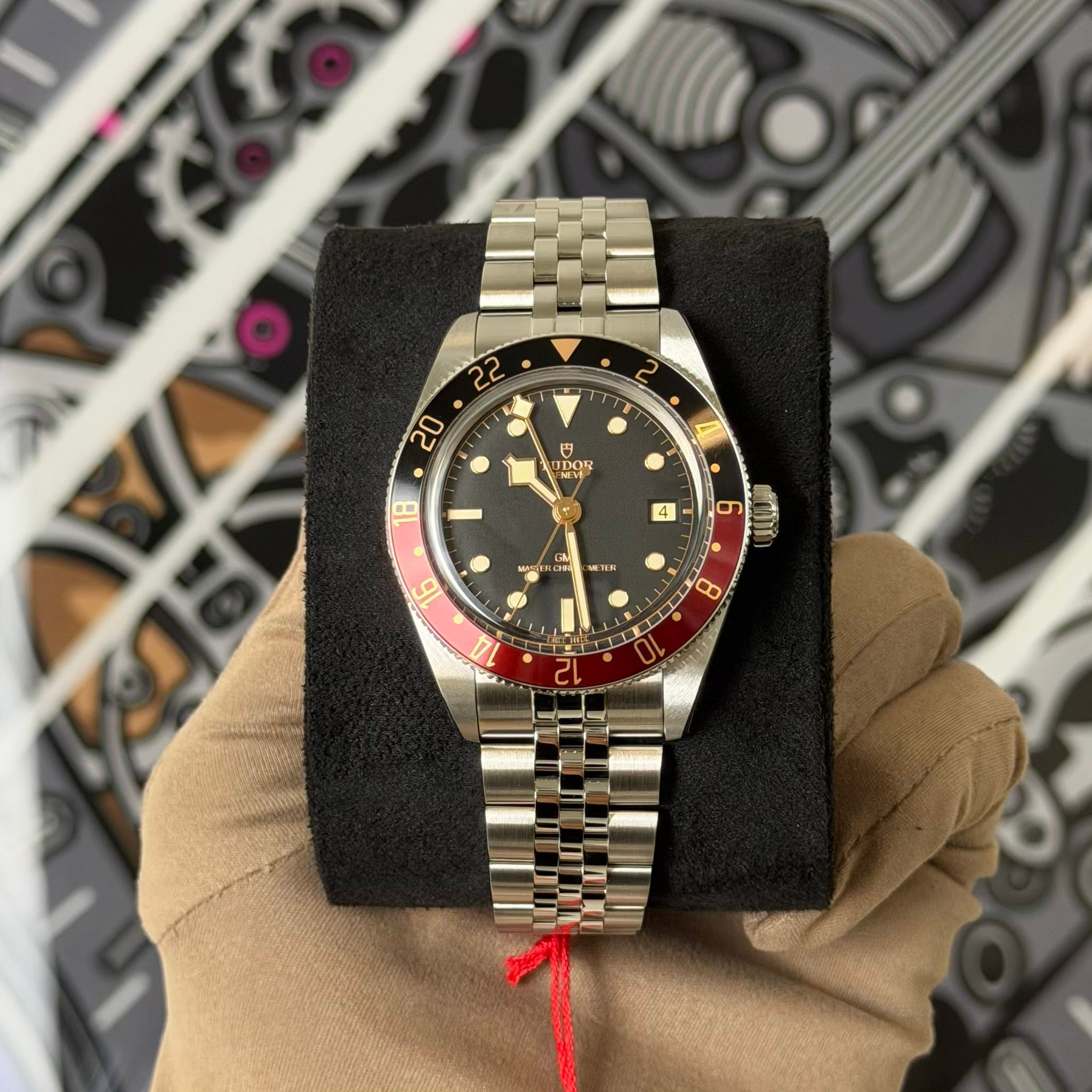 May be an image of wrist watch and text that says 'د 巴 DOR Do 4 ဘ " 22 20 AED 8 b 14 WTER ل 12'