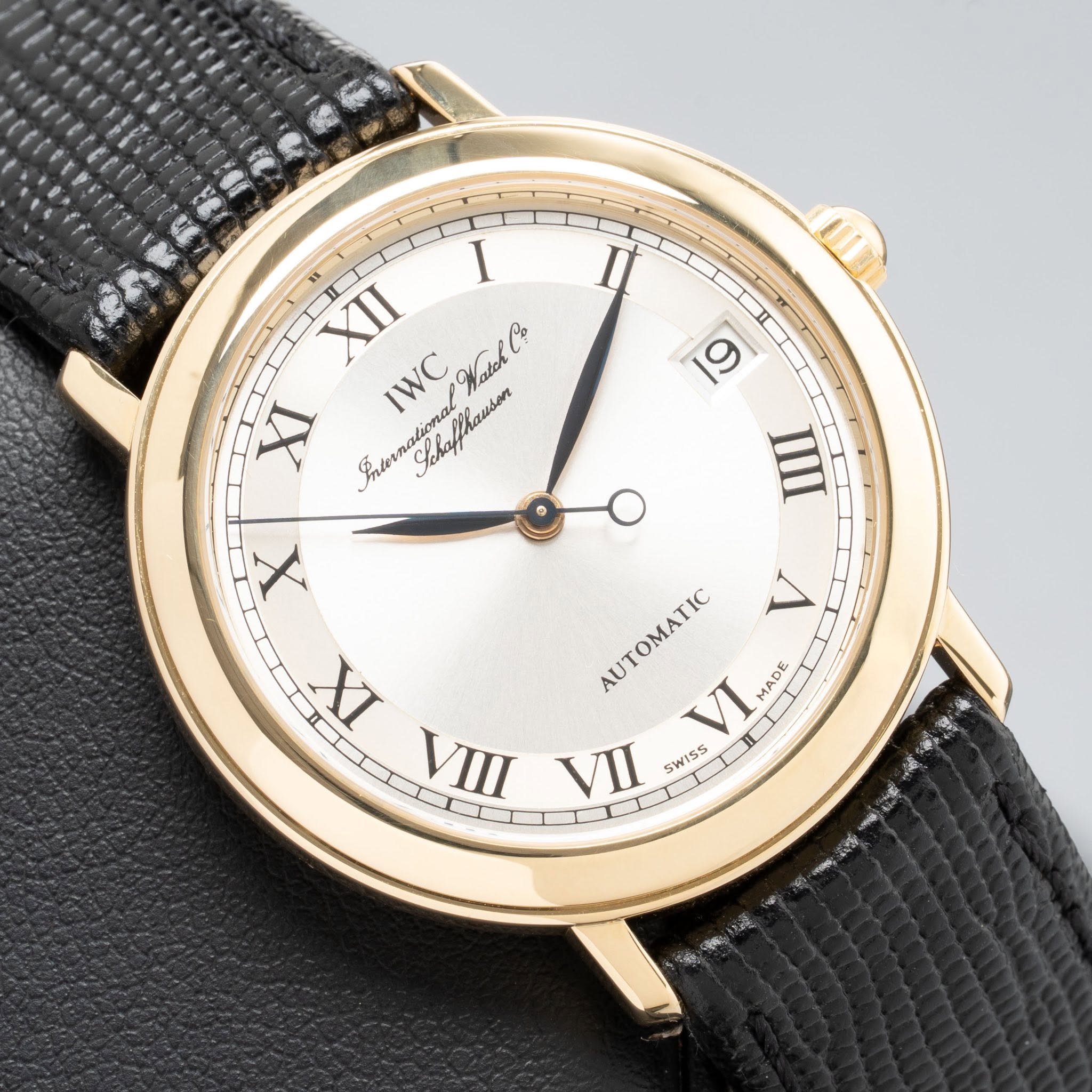 May be an image of wrist watch and text that says 'I XII It IWC WatehC Pe XI nternistional IrtonationalWateh nastional Schaffhauson Schafph X 9) III AUTOMATIC V VI MADE VIII フ…