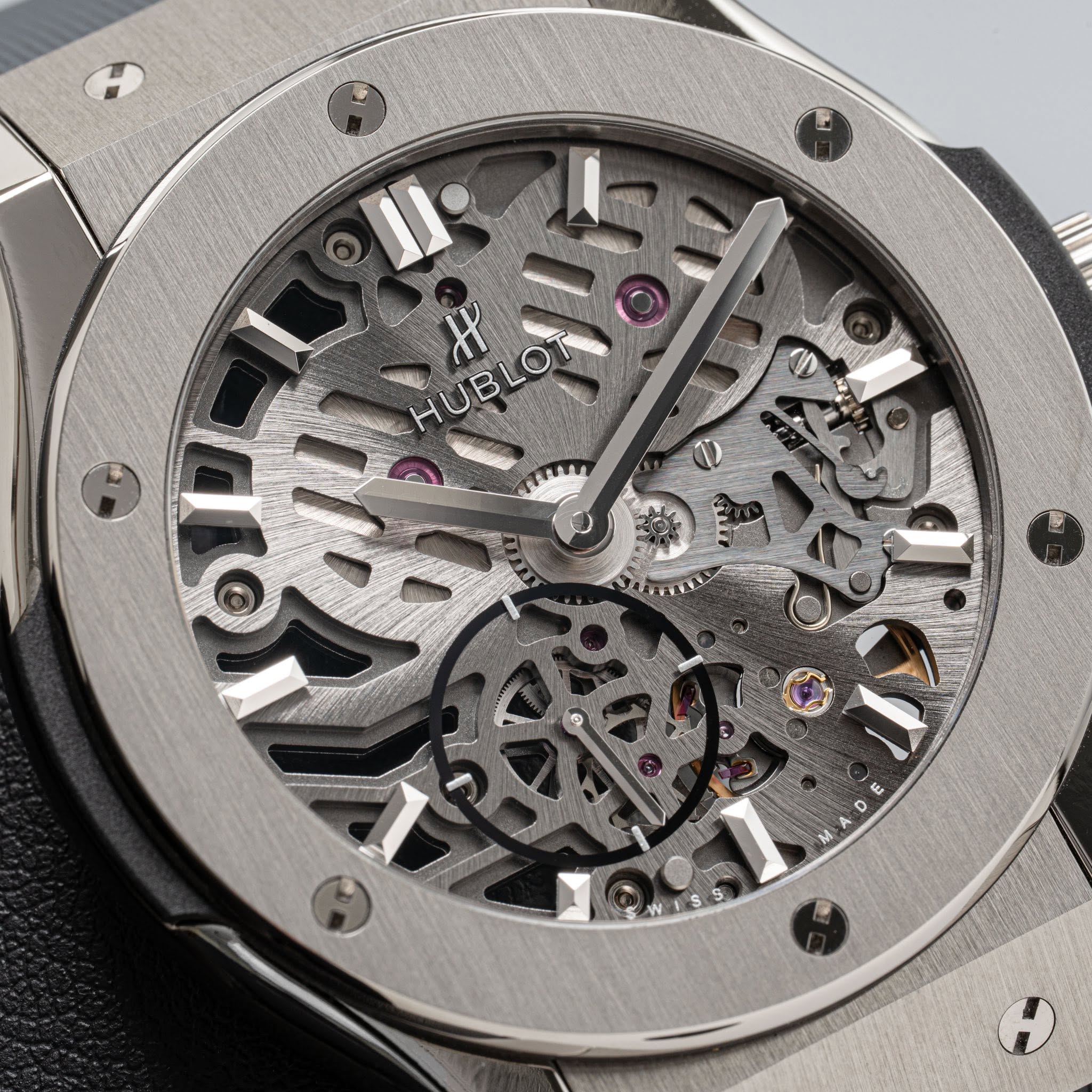 May be an image of wrist watch and text that says 'II HUBLOT H NM 4 นม่ 4 0 Μ SWISS - 4'