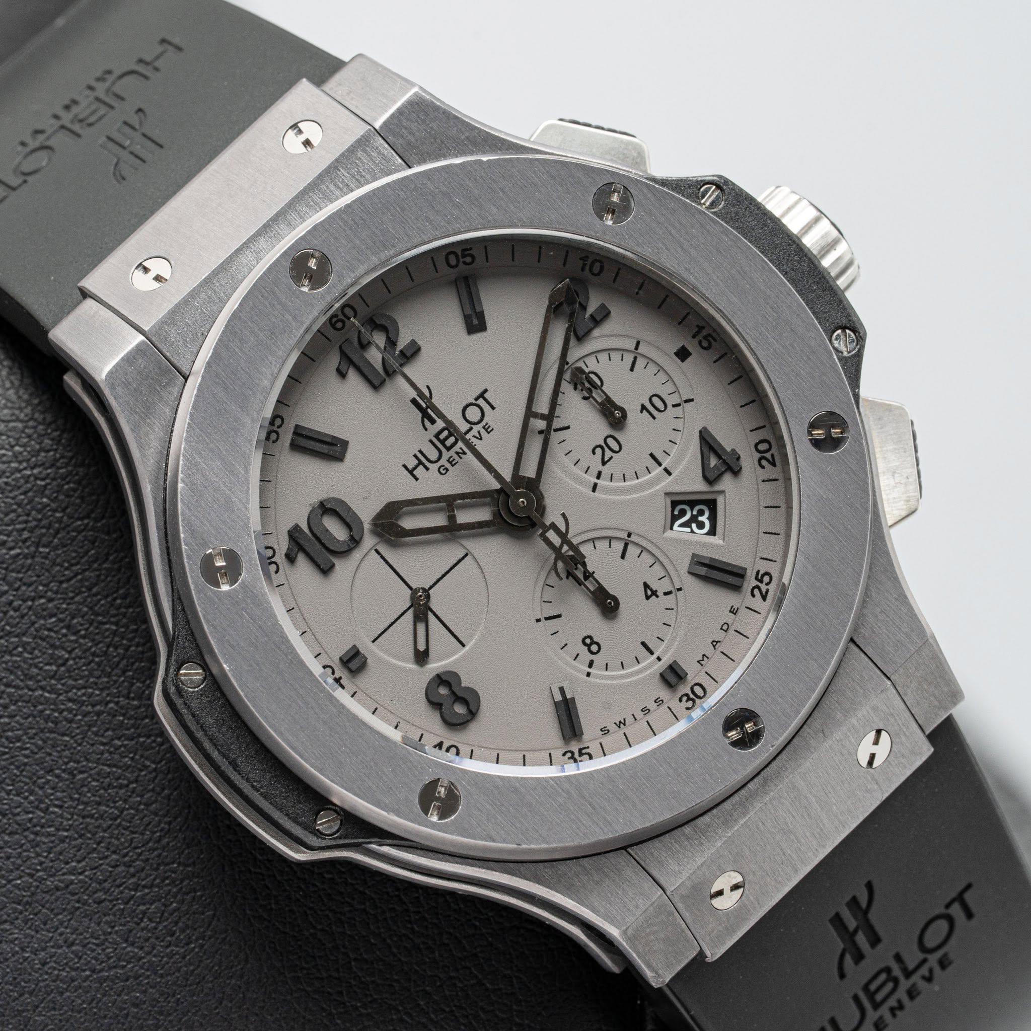 May be an image of wrist watch and text that says 'T ייד IA HUBLOT TOENIVE VE VE HO6 GEN 1O 20 H 23 لـ D 25 8 代 θε ون 25'