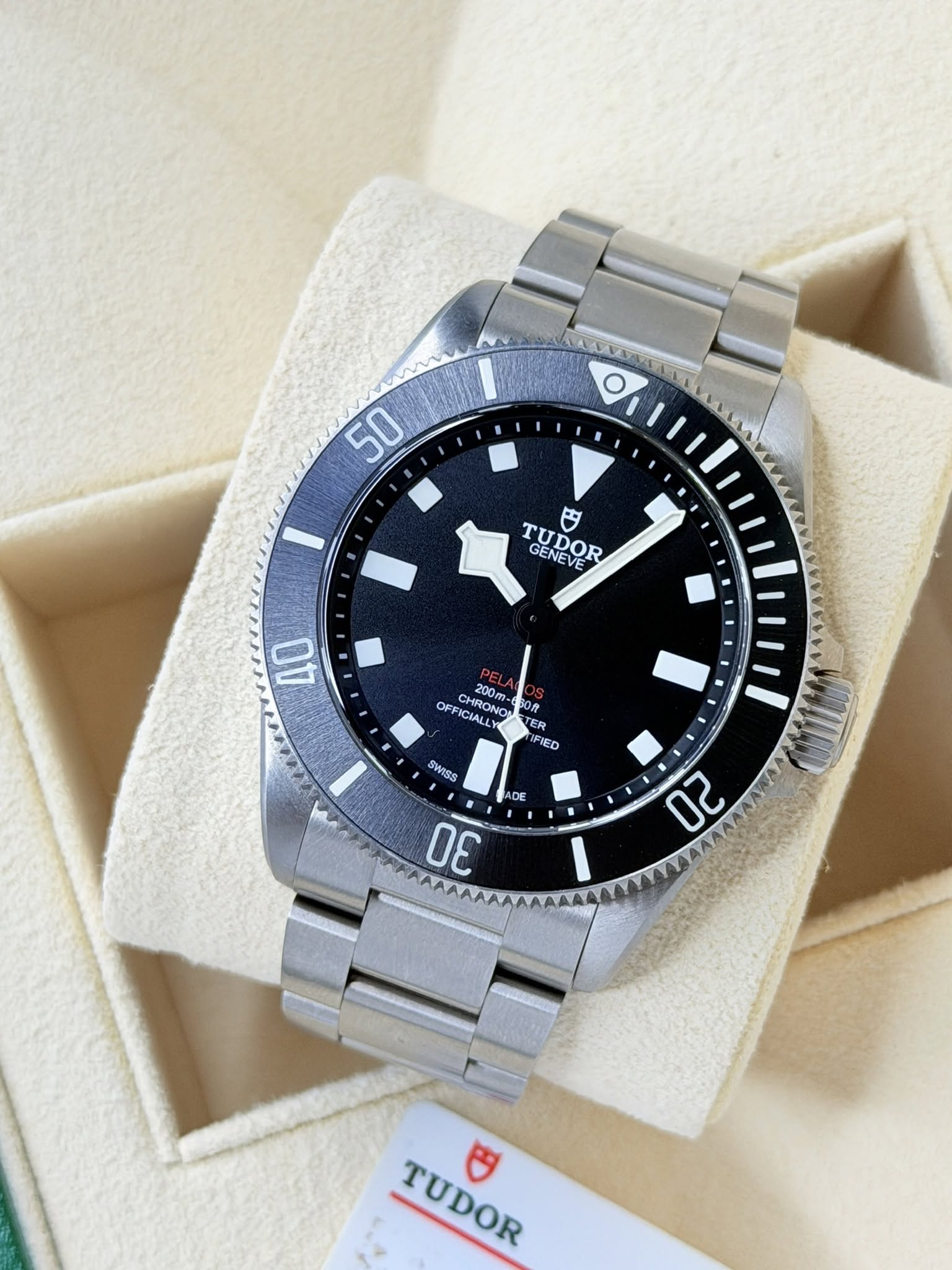May be an image of wrist watch and text that says '50 円 TUDOR PURISVE GENE AO 200m ONOI 50分 OR 200m- OFFICIALLY OFF CHRONO RONGN ER FIED SWISS ADE 30 20 I TUDOR TUDOR'