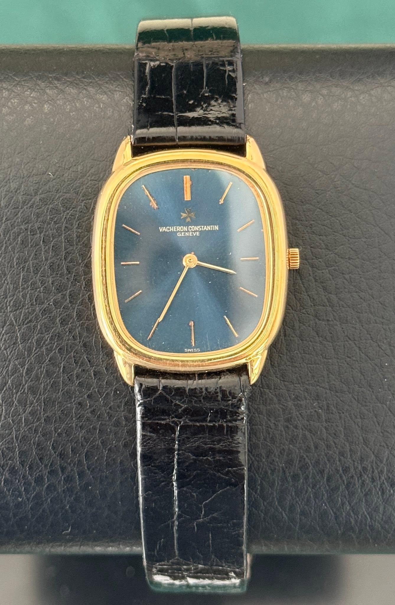 May be an image of wrist watch and text that says 'I I VACHERON/CONSTANTIN VACHERON CONSTANTIN GENEVE GENEVE III SWISS'
