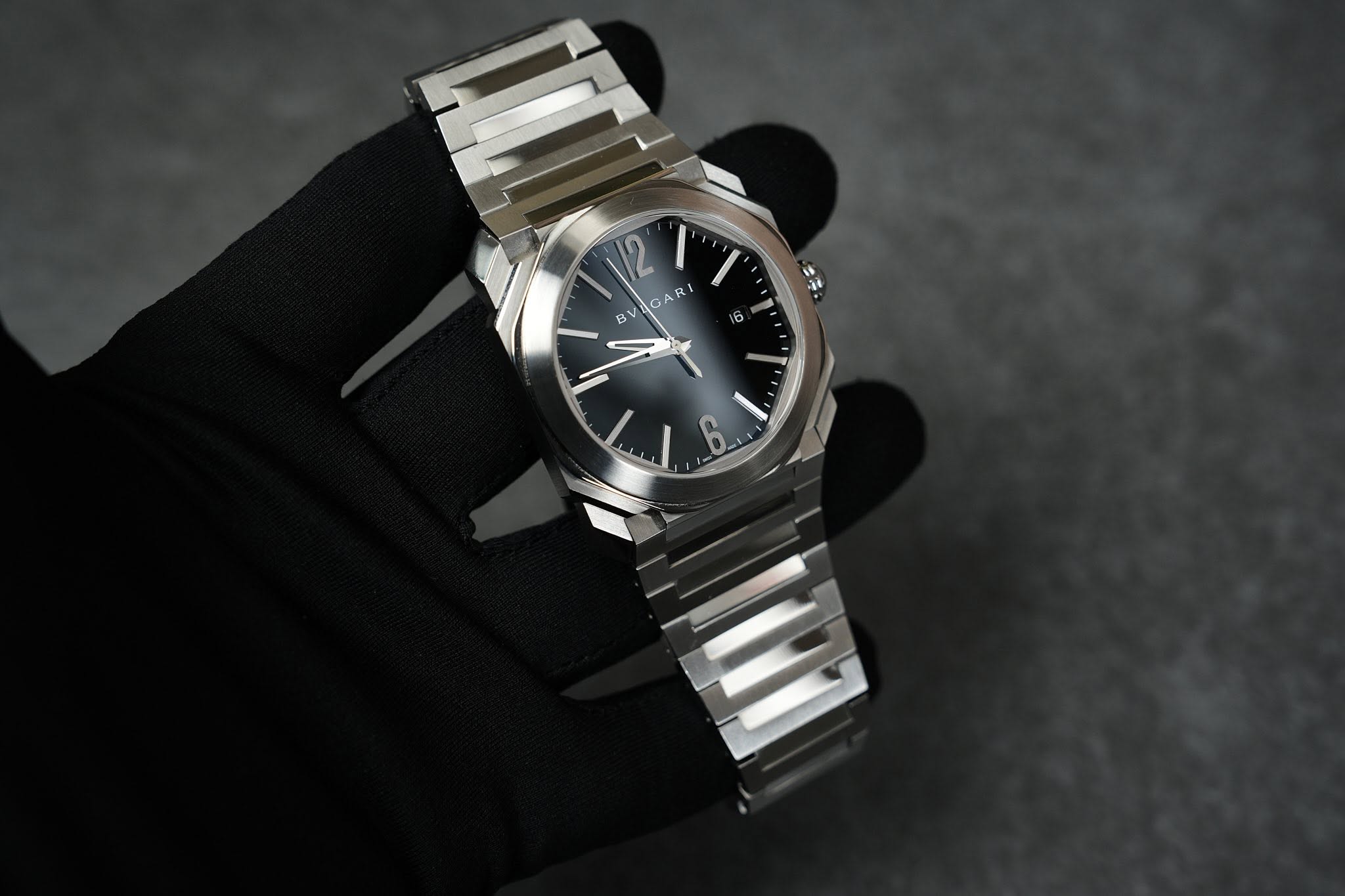 May be an image of wrist watch and text that says '12 GA R B 6 6 ー'