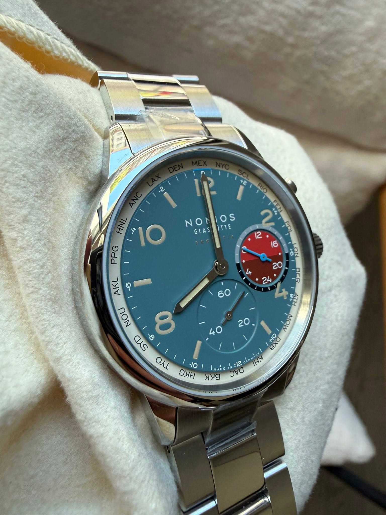 May be an image of wrist watch and text that says '2 +2 12 NONIOS NON oS GLAS ITTE HNL -4 IO PPG 2 Em 12 6 ON 분 HE BER 4 AAbl 40 20 AKL -6 6 NOU 8 SYD e +10 BXO SAG Or 10 :12…
