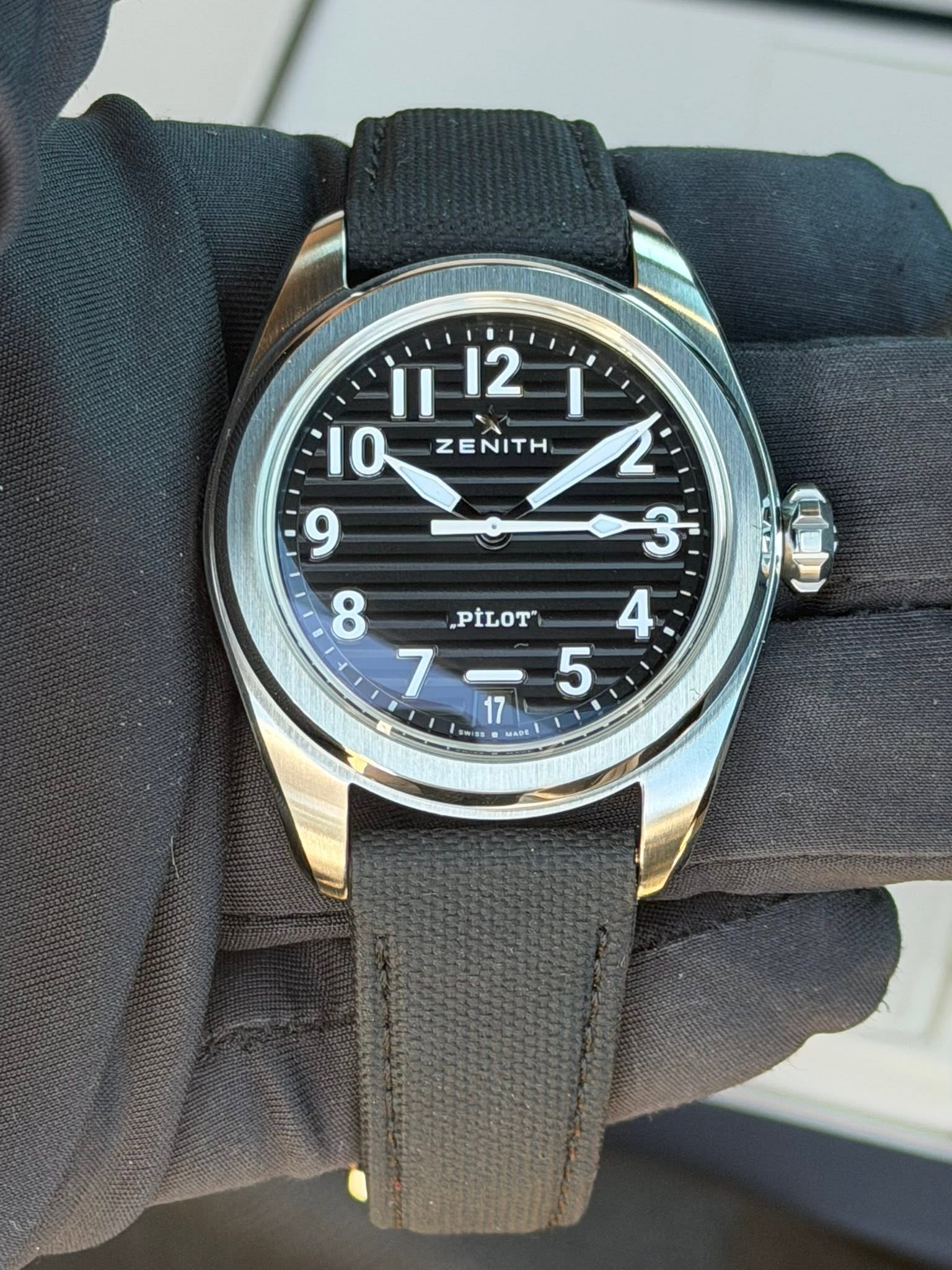 May be an image of wrist watch and text that says 'က ሆ ip12 II 12 10 ZENITH 9 8 PILOT" 4 1 5 17 и FeIe maлR ペーコ'