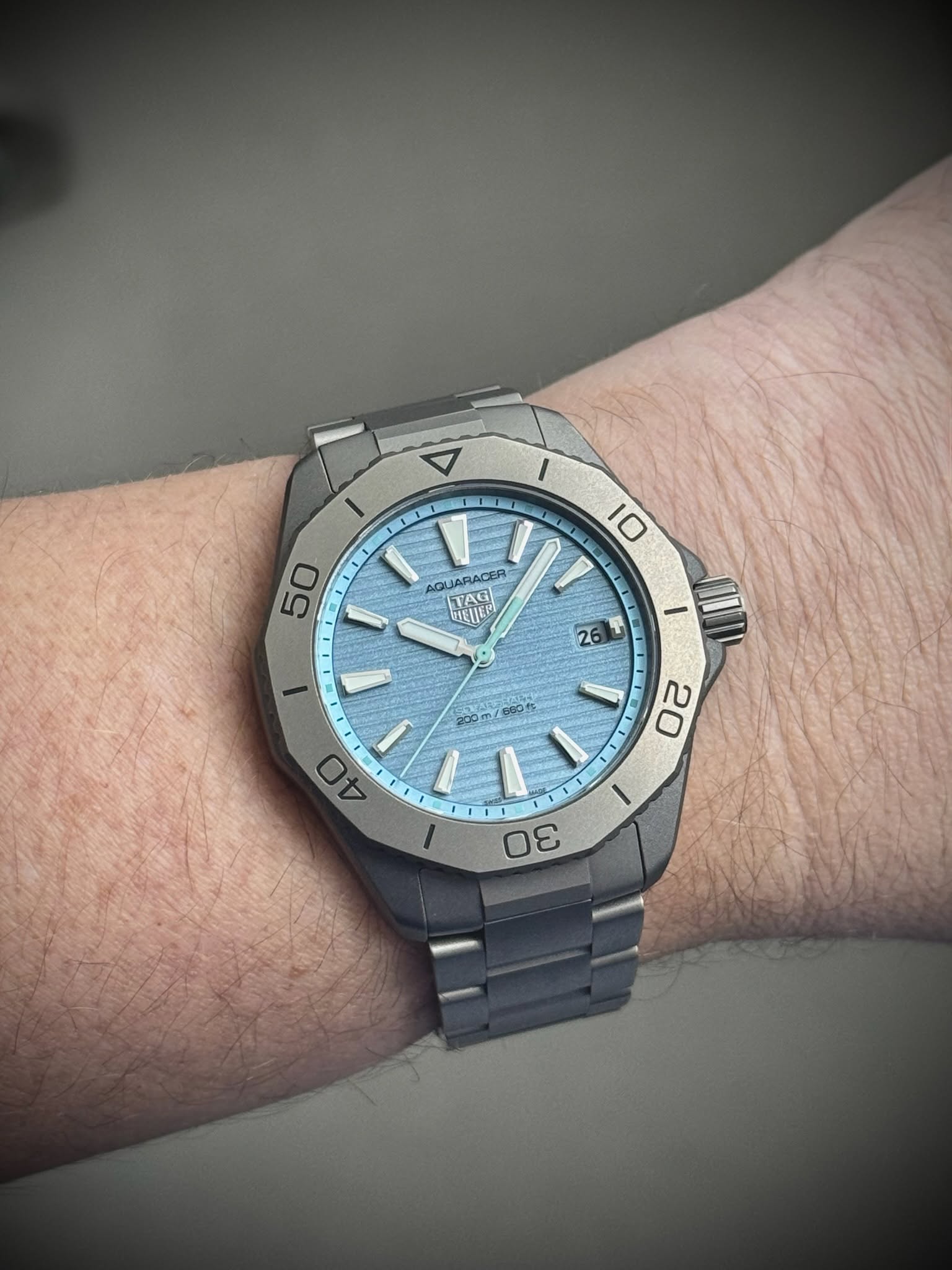 May be an image of wrist watch and text that says 'I I 10 QUARACE APR TAG EμEΡ 50 I 26 自口多 20 I I I 40 I 00 00 /'