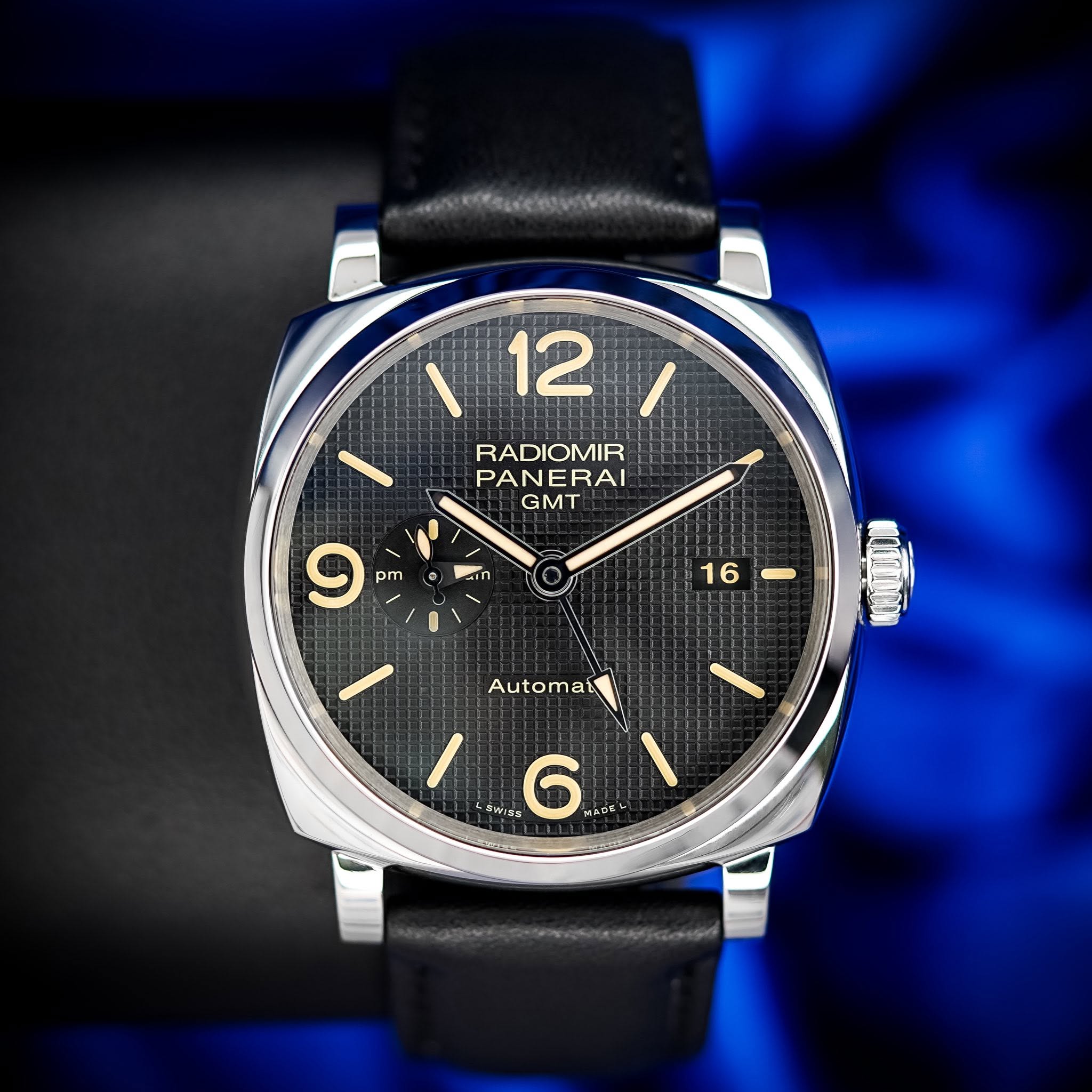 May be an image of wrist watch and text that says '12 12/ / RADIOMIR PANERAI GMT 9 pm 16 ١ Automat ma Auto I SWISS 6 M ASE'