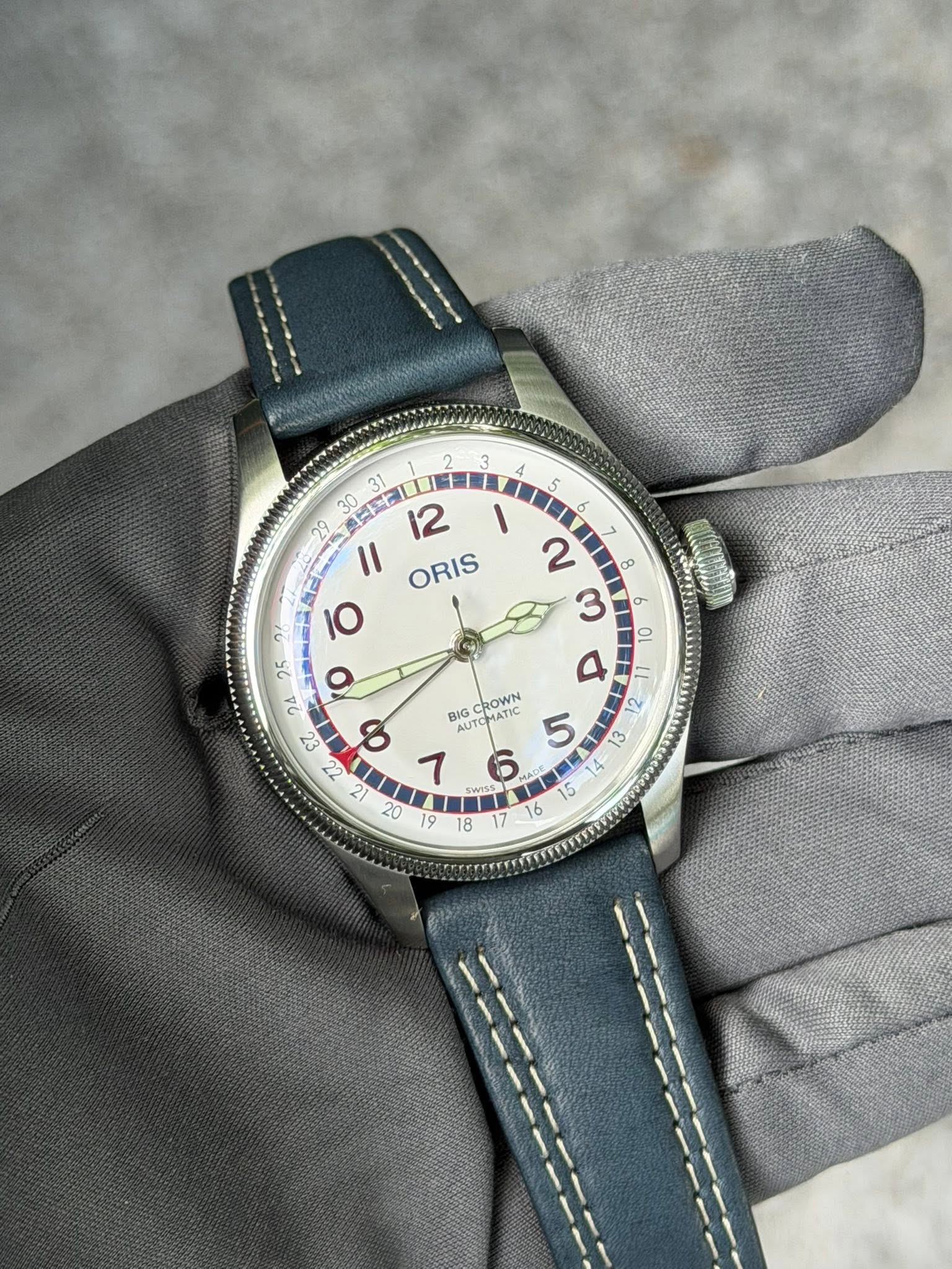 May be an image of wrist watch and text that says ' 五0 12 I1 ORIS a7 10 25 25 o 24 22 8 οι 4 BIG A CROWN AUT SWISSS '