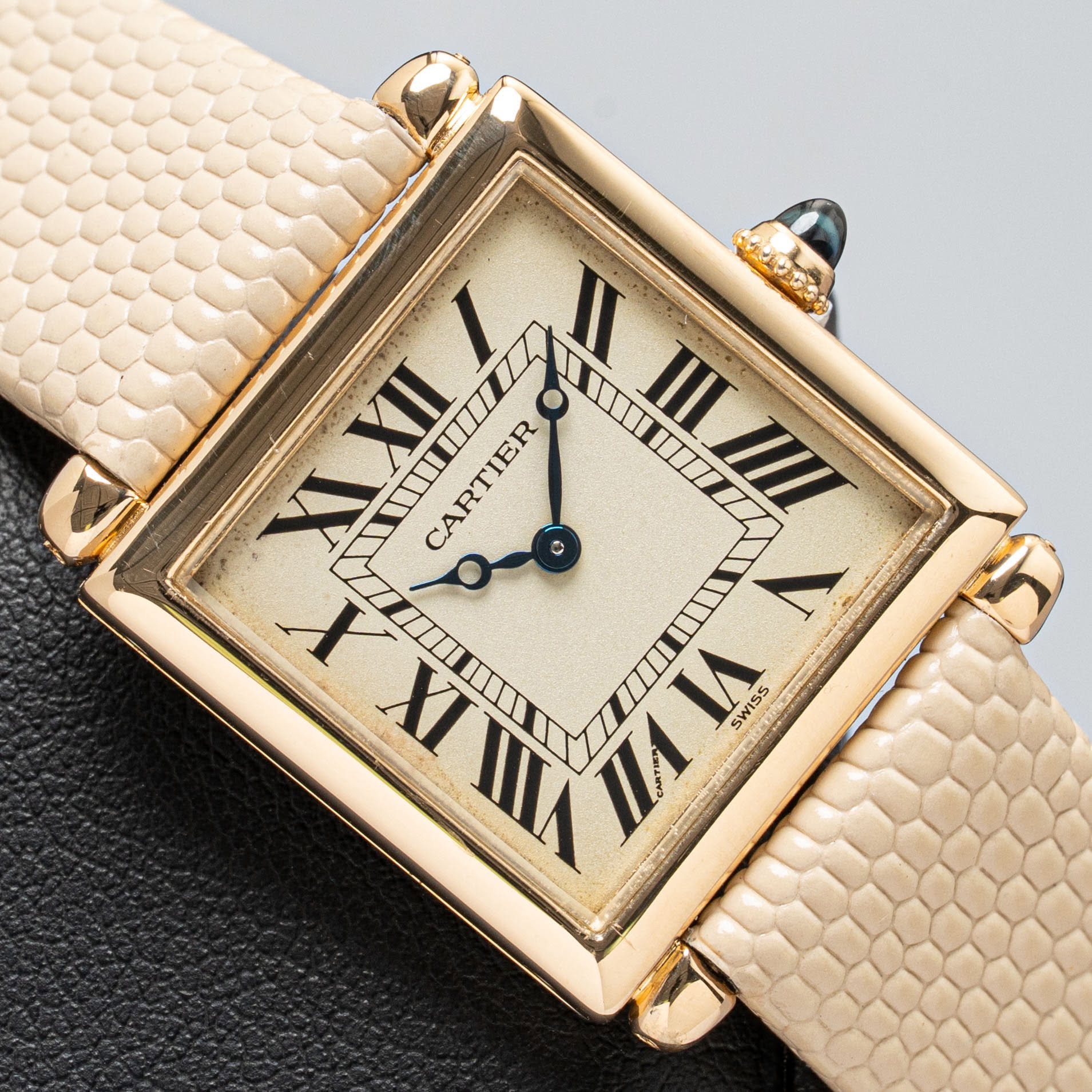 May be an image of wrist watch and text that says 'I II 12M0 1 2 XII XXILI CARTIER CARTIER X / III IIL X 4 IX L SWISS ISS IIA XITIA IA Na'