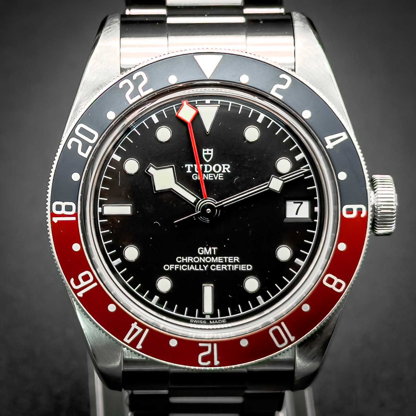 May be an image of wrist watch and text that says ' ፕ IDOR GI NEVE 4 8 7 6 GMT CHRONOMETER CHRO OFFICIALLYCERTIFIED OFFICIALLY CERTIFIED 16 I SWISR MADE B 14 12 10'
