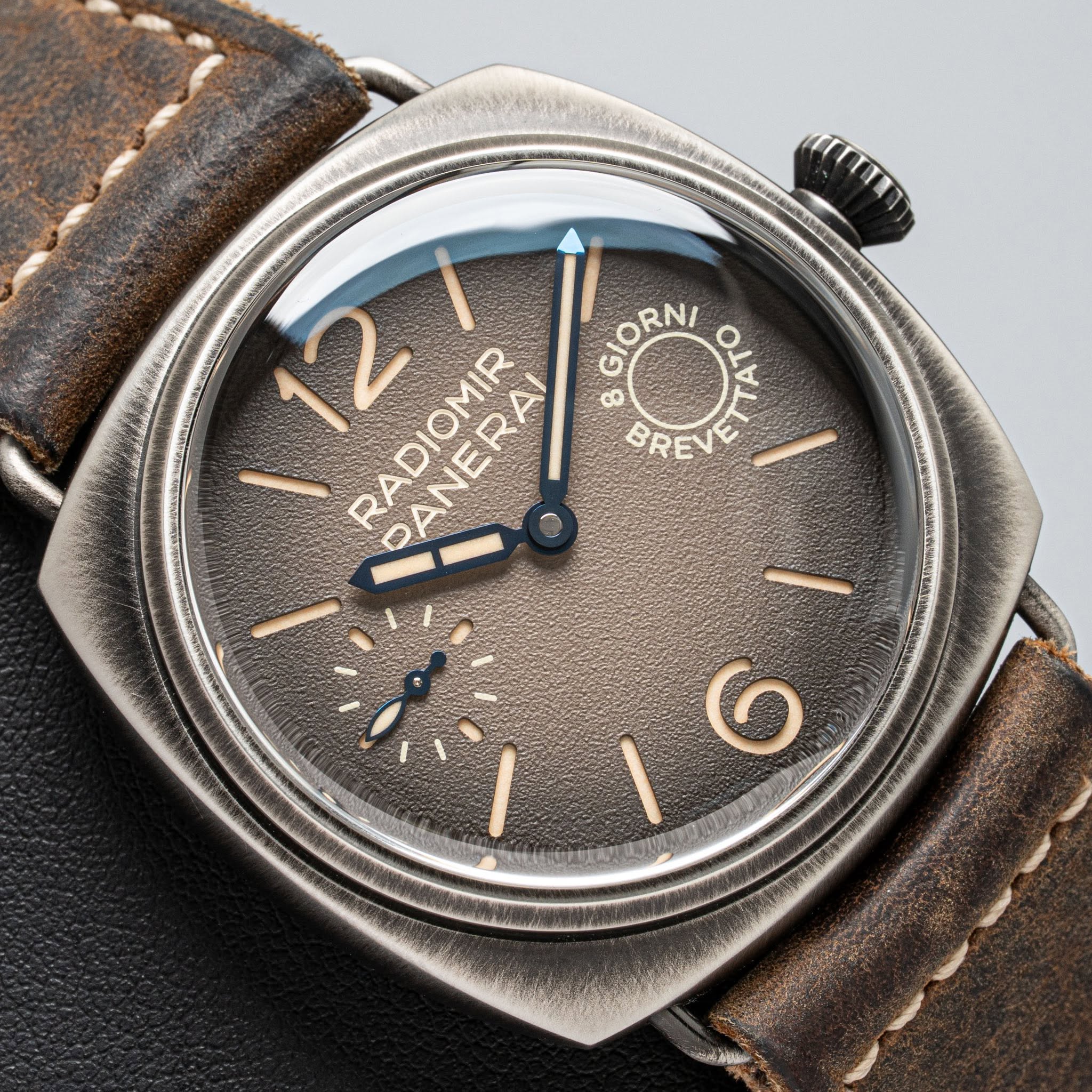 May be an image of wrist watch and text that says '12/ 12 RADIOMIR DANERAI حتة GIORNI RNI GIO AAAO A1O BREV 6 ർயமை'