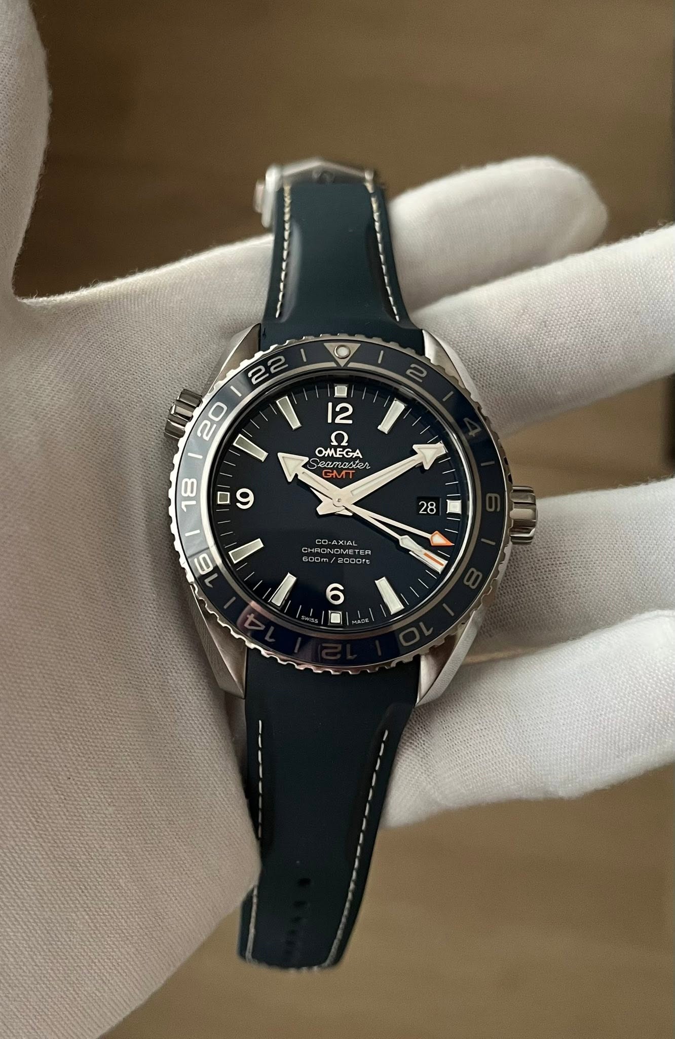 May be an image of wrist watch and text that says '2 20 I' ロ 12 l' OMEGA 18 ロ 9 28 6 6'