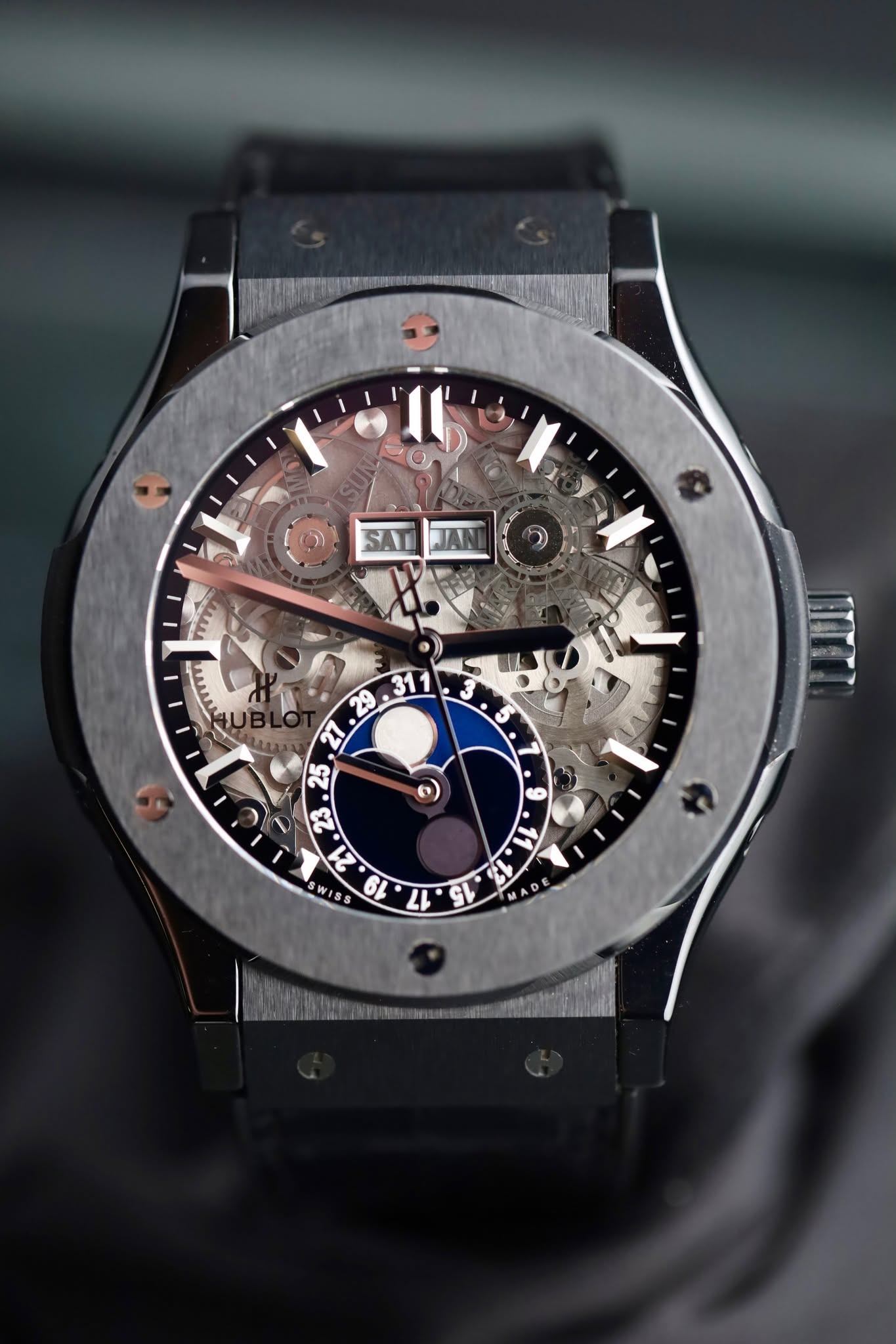 May be an image of wrist watch and text that says 'H SAI JAN S 5W W IM و N 13 0'