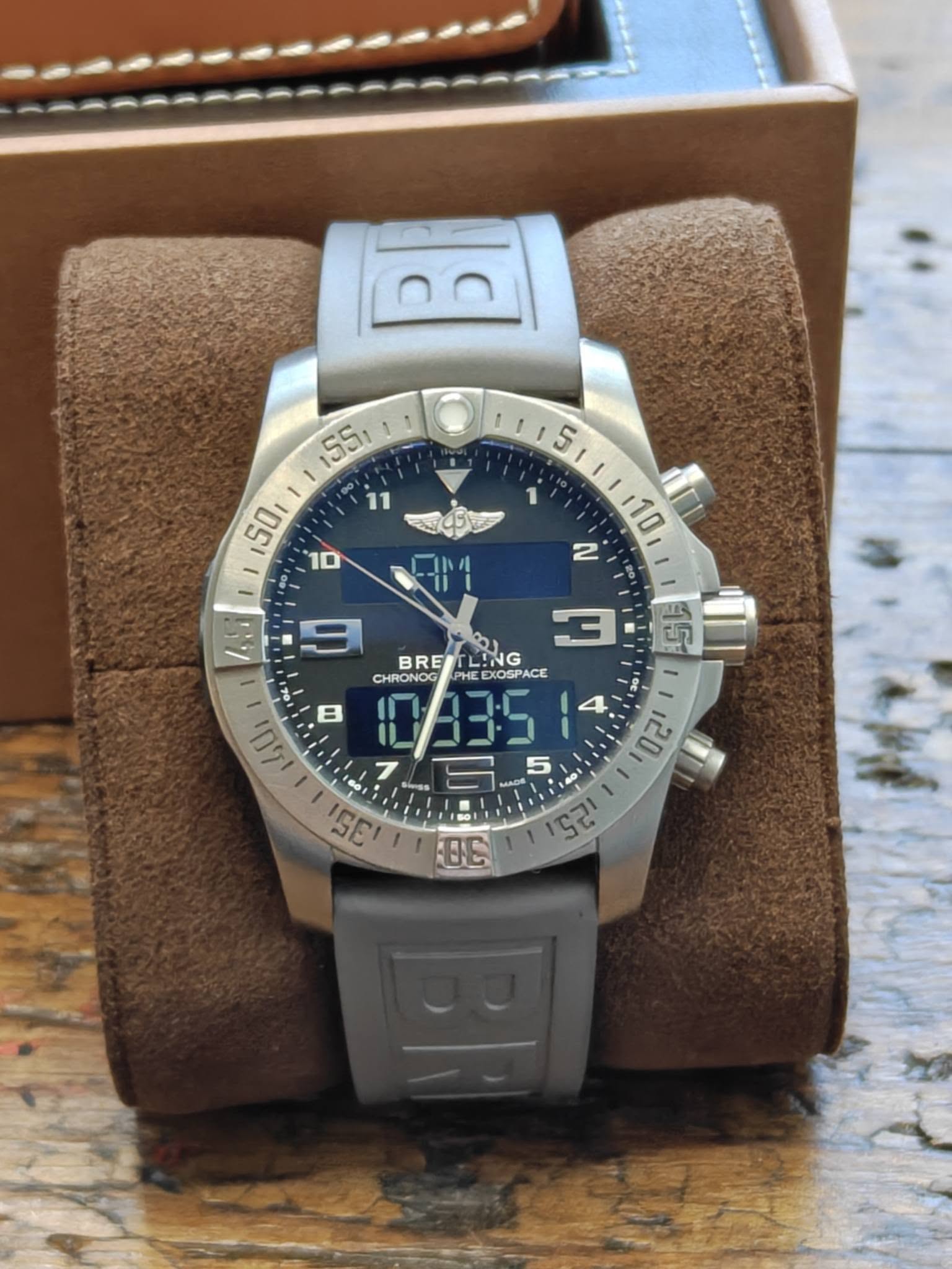May be an image of digital watch and text that says '1 5 155, B 10 2 9 BREIT LING BRE 3 CHRONOG CHRONOGPHEDIOSPACE " EXOSPACE 10335 5 de 7 luas 開 35 ABE '