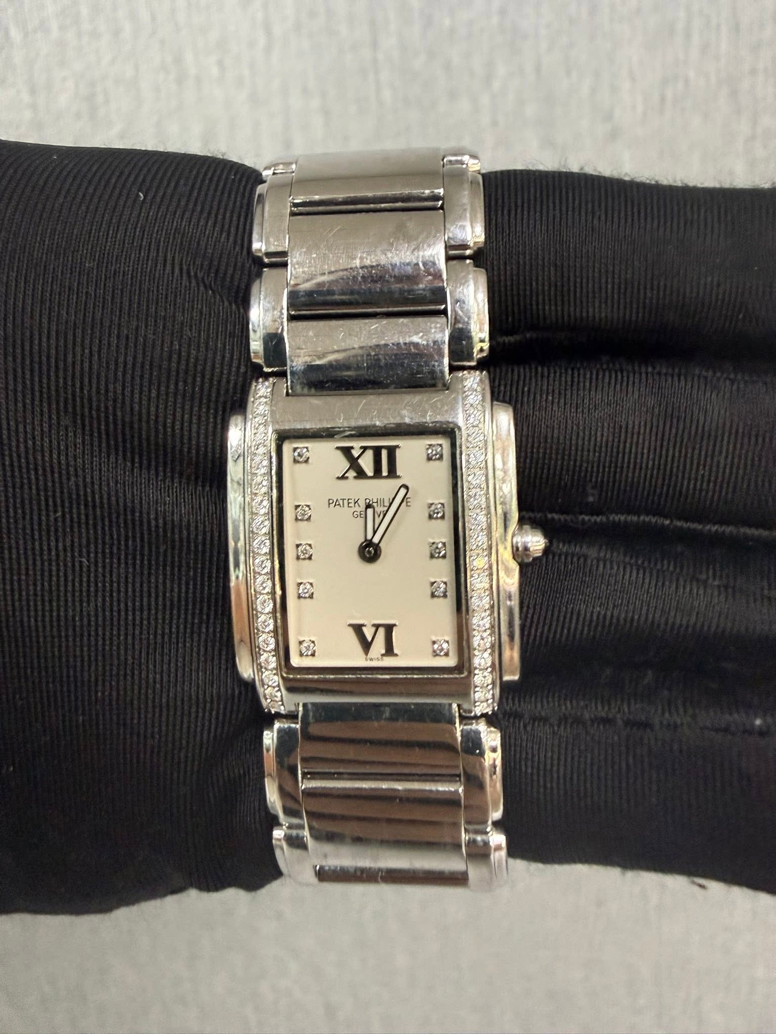 May be an image of wrist watch and text that says 'G XII 留 包 PATEK 2 ኢ D VI'