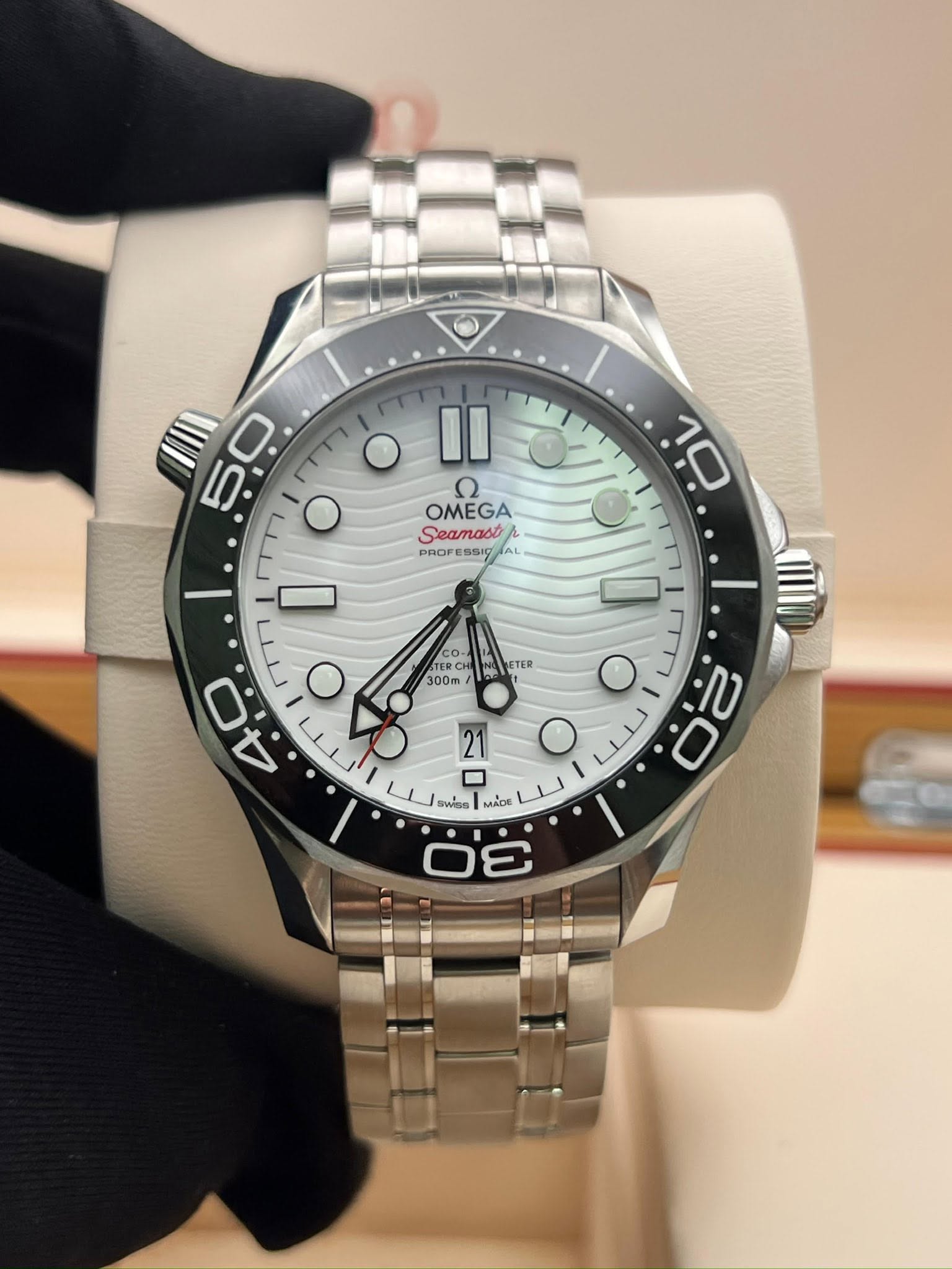 May be an image of wrist watch and text that says '05 TT7 oIl O II سل OMEGA Seamast A PROF Easy PROFESSIC AL OP 10 TERCH 300m 300m LETER 04 20 O 2 0 V PWSS MÁCE חד ب M.'