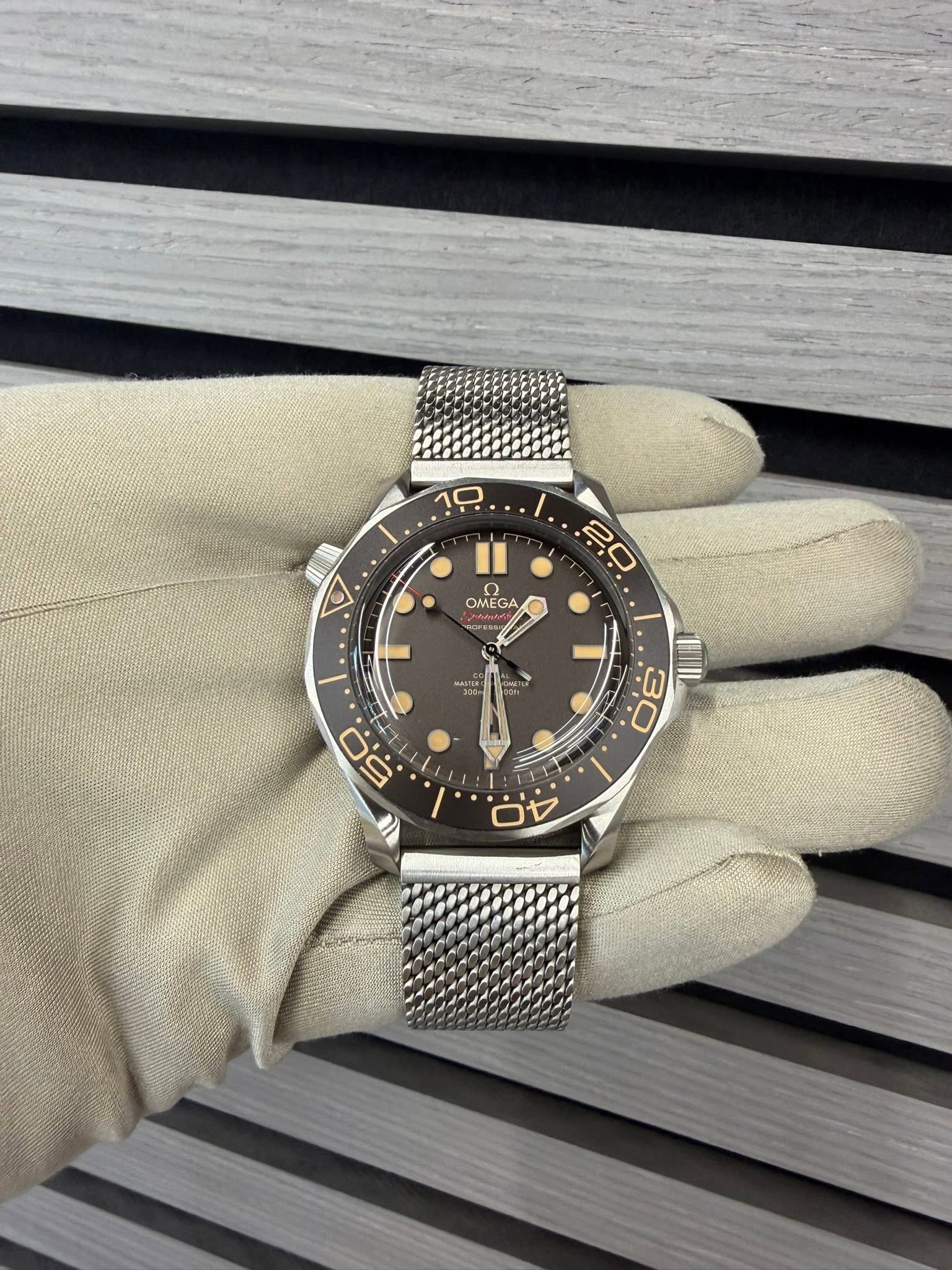 May be an image of wrist watch and text that says 'نن iI ق س OMEGA EGA ME OPe 2 بز 300 30 m: 3 IIIL 50 خخ'