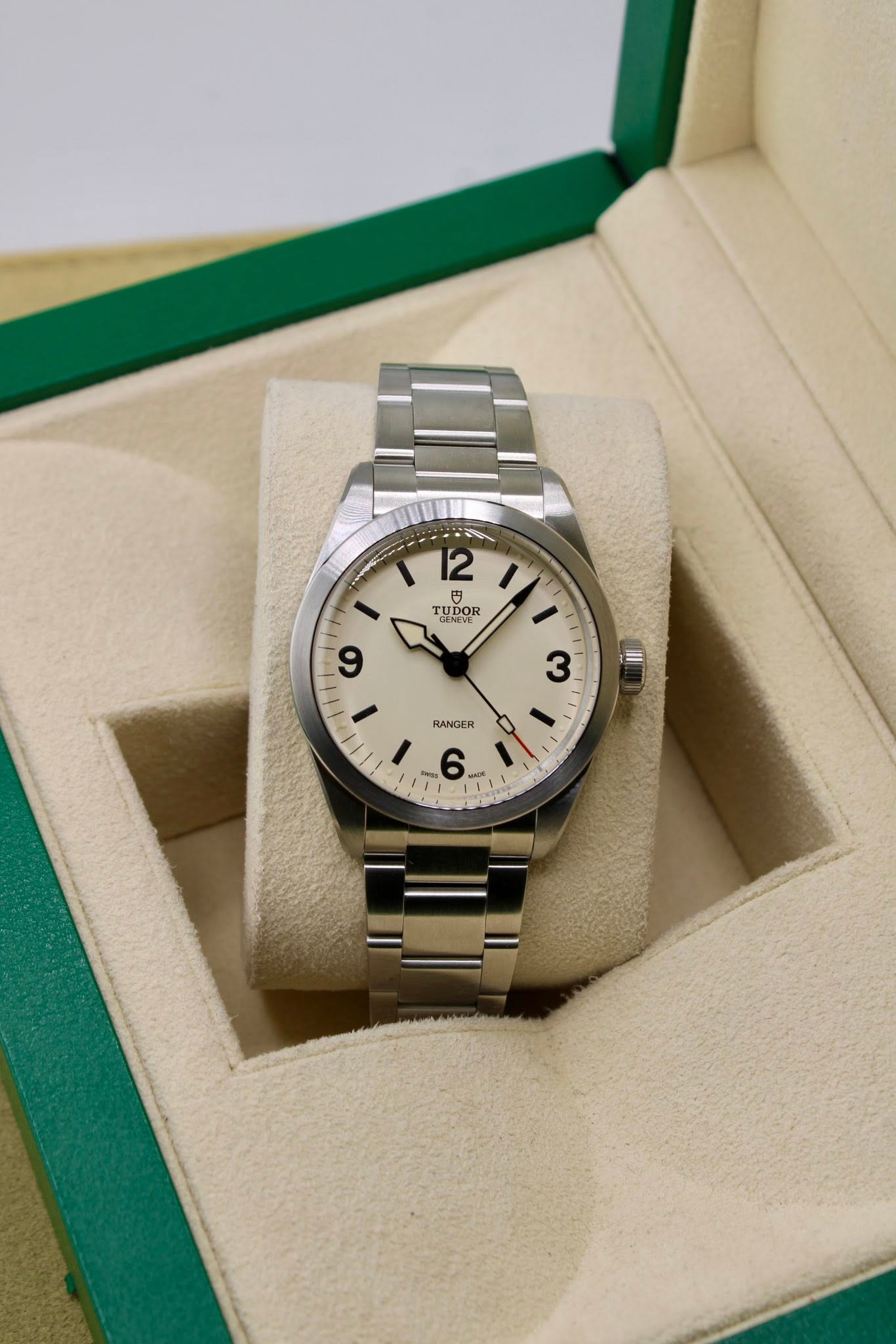 May be an image of wrist watch and text that says '12 TUDOR GEMEW ME TIDOP 0 TUDOr I 9 3 RANGER 6'