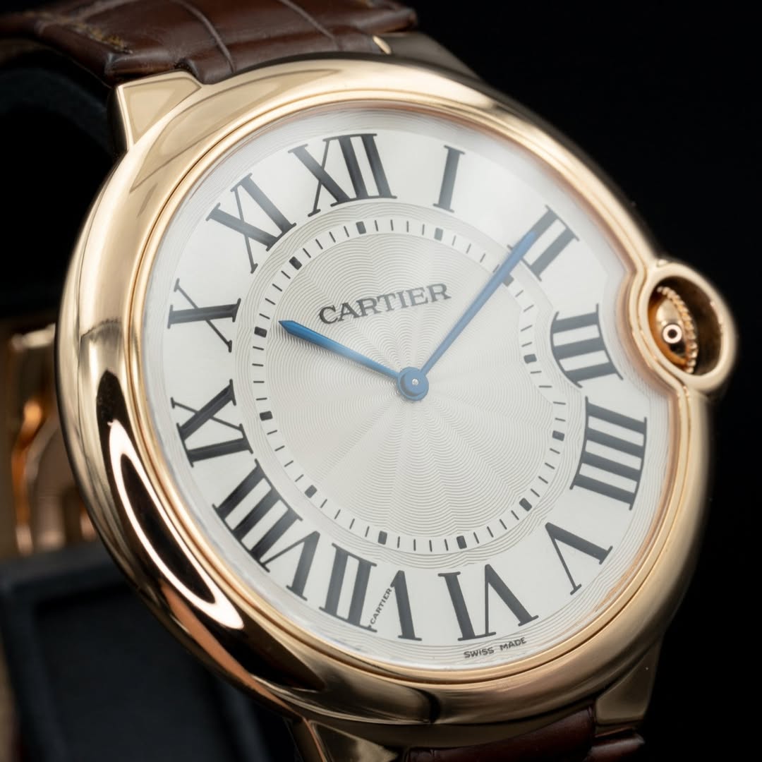 May be an image of wrist watch and text that says 'XI XLXIII I XII II X CARTIER IIII IX MAI CARTIER IIII In ΜAE ۸ SWISS'