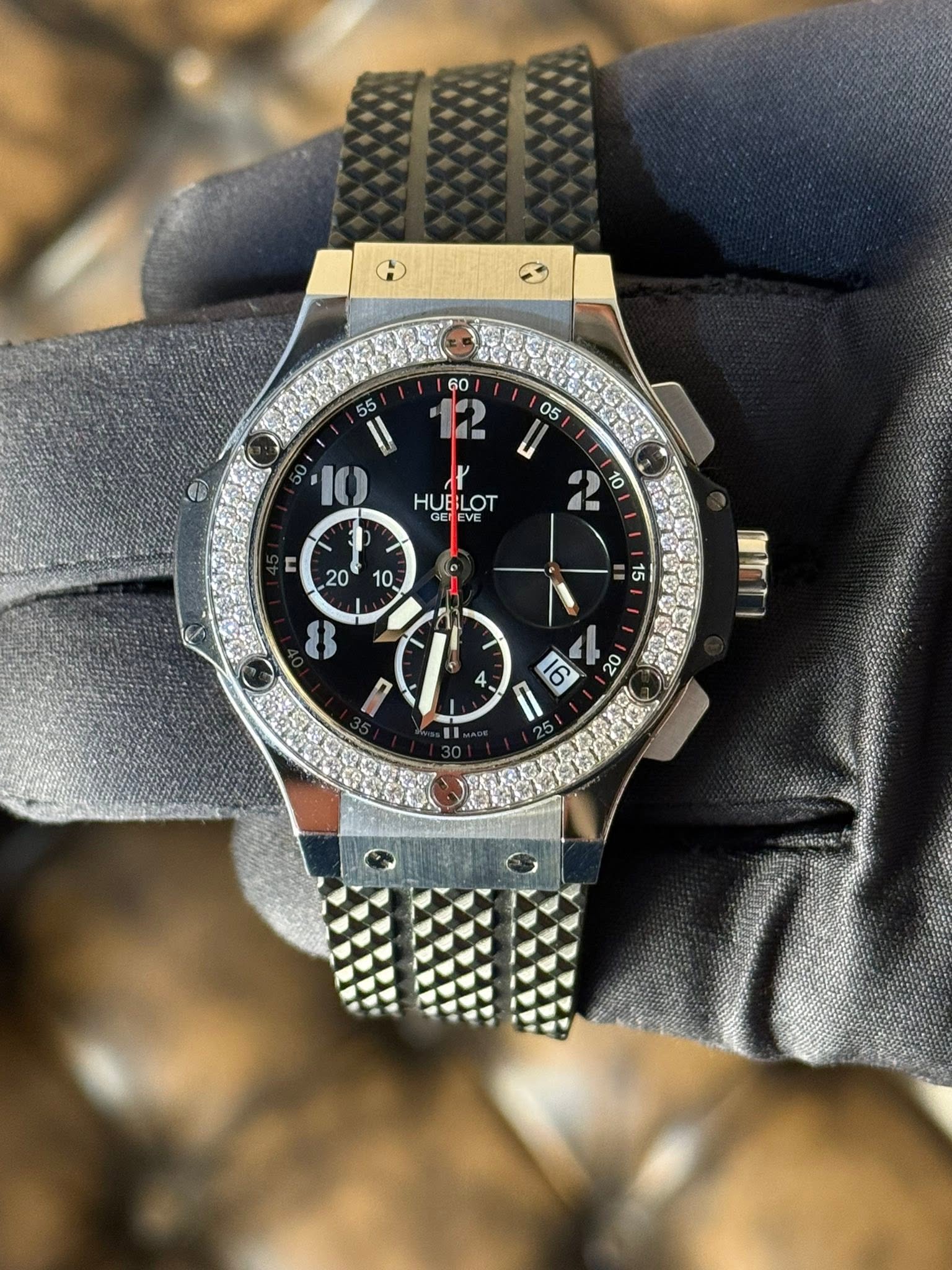 May be an image of wrist watch and text that says '60 ١ 05 55 I! 10 HUBLOT HUB EVE o 10 C 20 10 15 B I A InT 20 16 "'