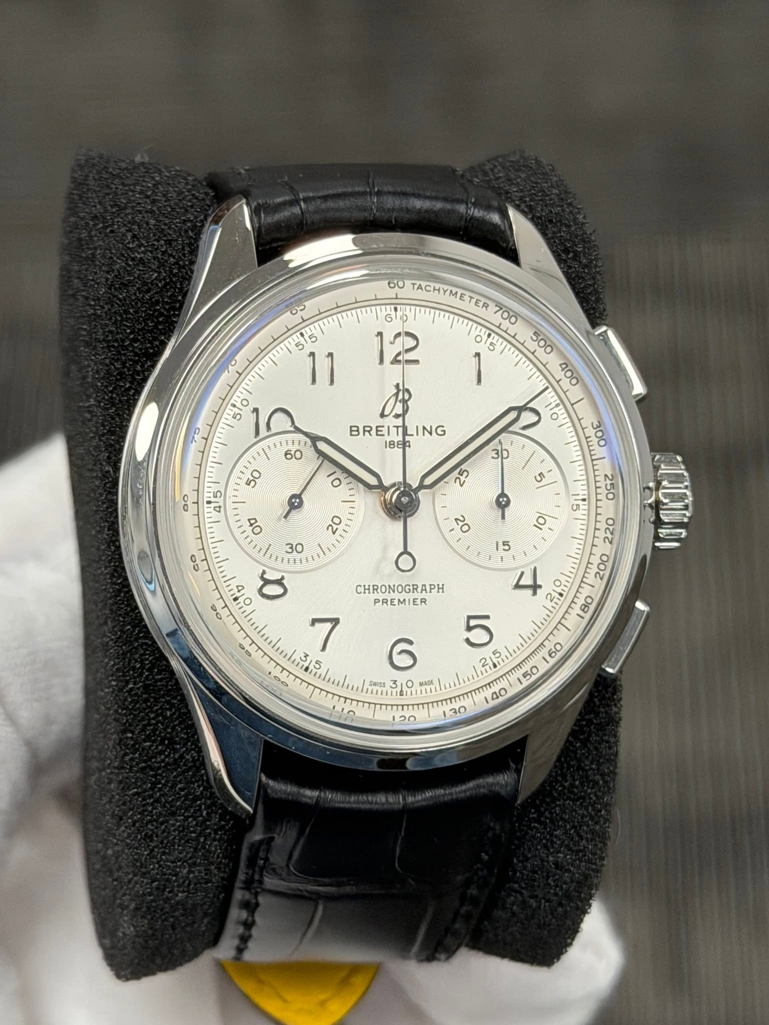 May be an image of wrist watch and text that says 'တ၁ C 60 TACHYMETER 생! BB BREITLING LING BREIT o0 30 10 25 O0 5 20 30 GO 20 lo 山 C 7 35 1S CHRONOGRAPH Taet 3 N 10 บงอ 120 30'