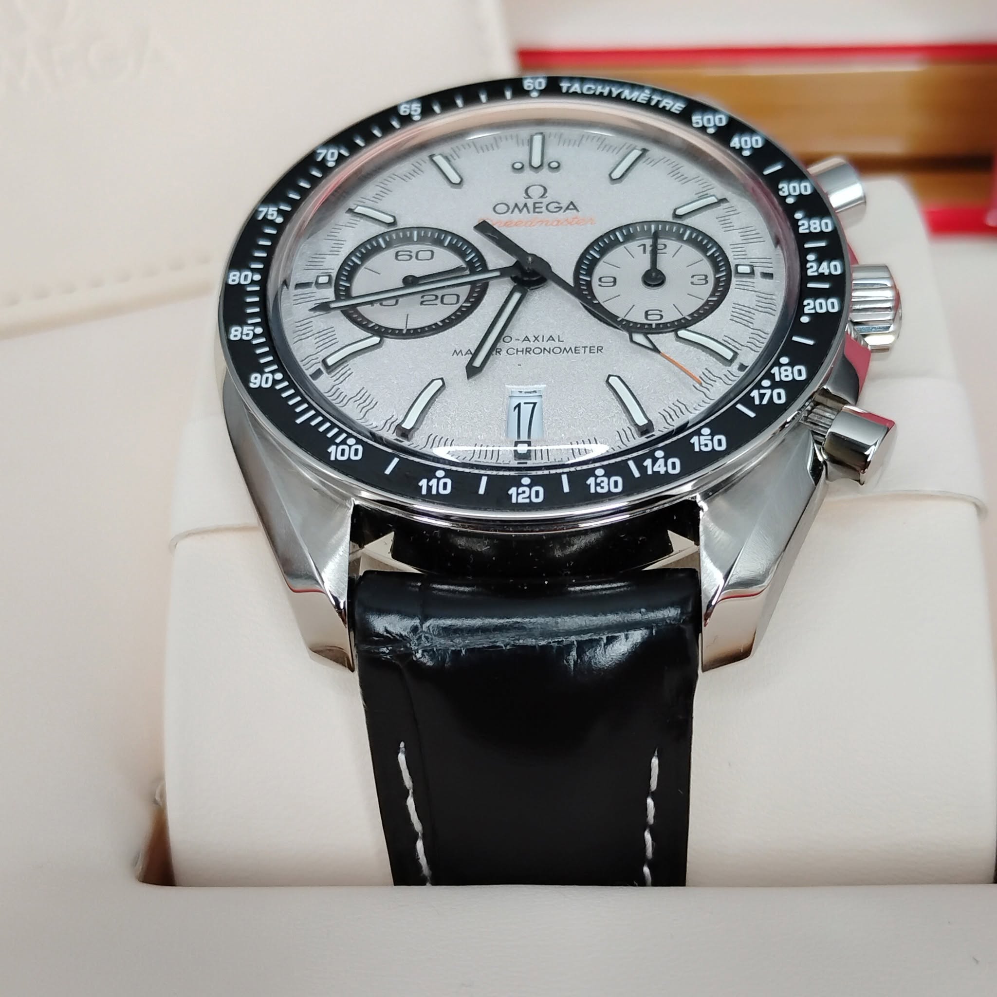 May be an image of wrist watch and text that says '65 0 60 TACHYMETRE 500 ما 400 क "ို်းီန် 0 OMEGA 80+ 60 300 וייציו O 85 대 9 20 280 A 240 MA 90 6 ٣-٢ CHRON CHRONOMETER NOMET…