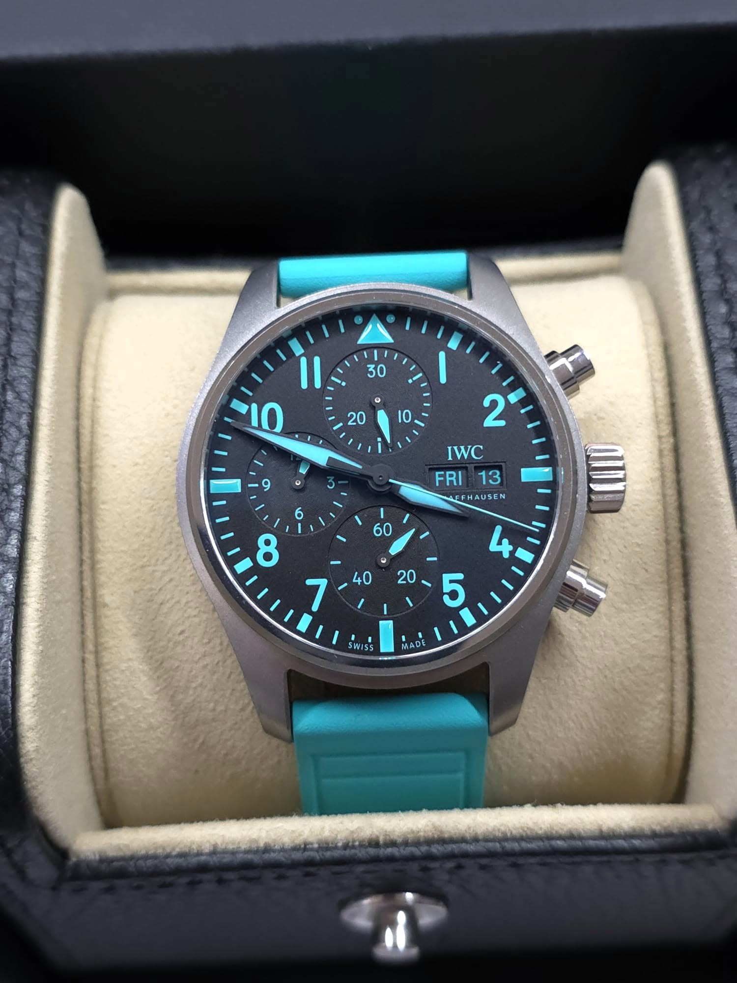 May be an image of wrist watch and text that says ''ןי I 30 11 10 မ 20 10 ١ 2 9 9 6 IWC FRI FRI13 13 اا FHAUSEN EN ا 5 SWISS አህ'