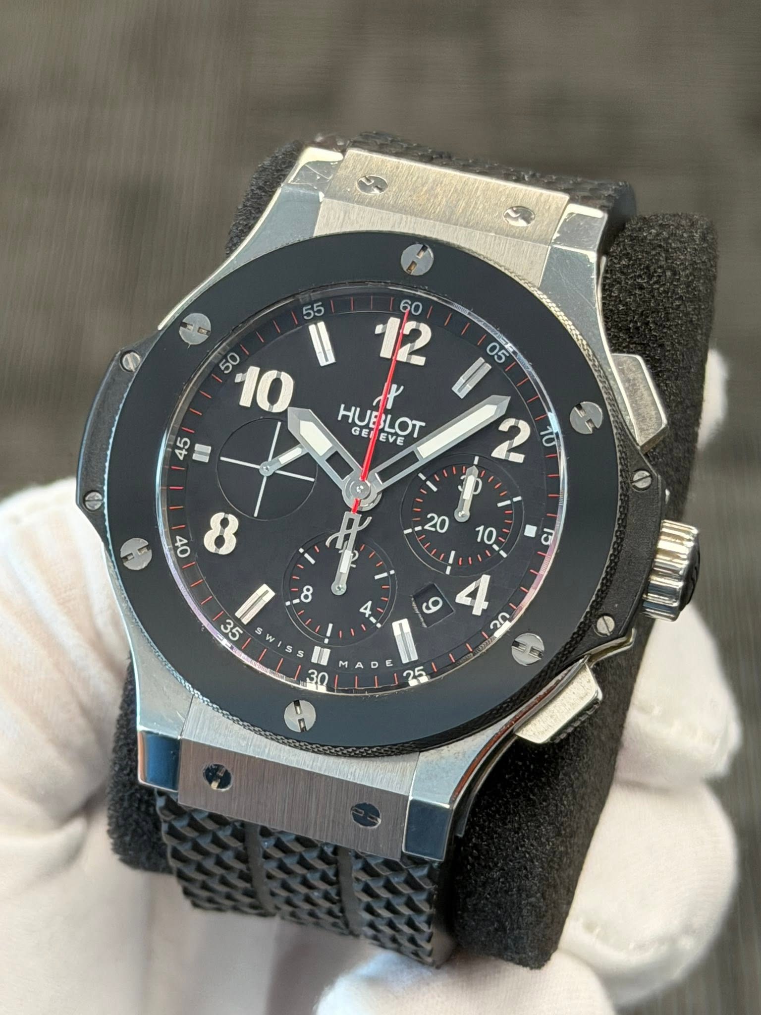 May be an image of wrist watch and text that says '55 50 10 U HUBBLOT GE EVE 12 10 e و '