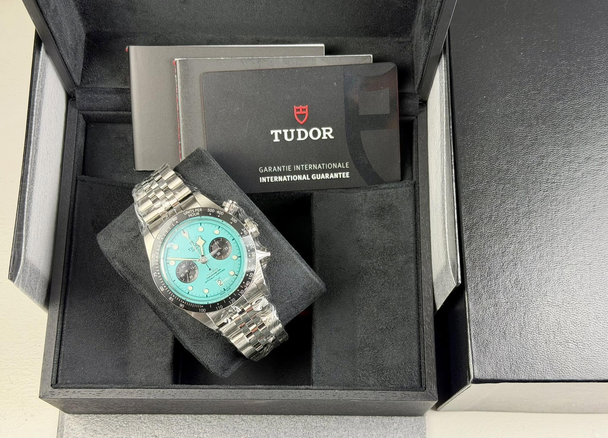 May be an image of digital watch and text that says 'TUDOR GARANTIE GARANTIEINTERNATIONALE INTERNATIONALE INTERNATIONAL INTERNATIONALGUARANTEE GUARANTEE L9 النه и د'