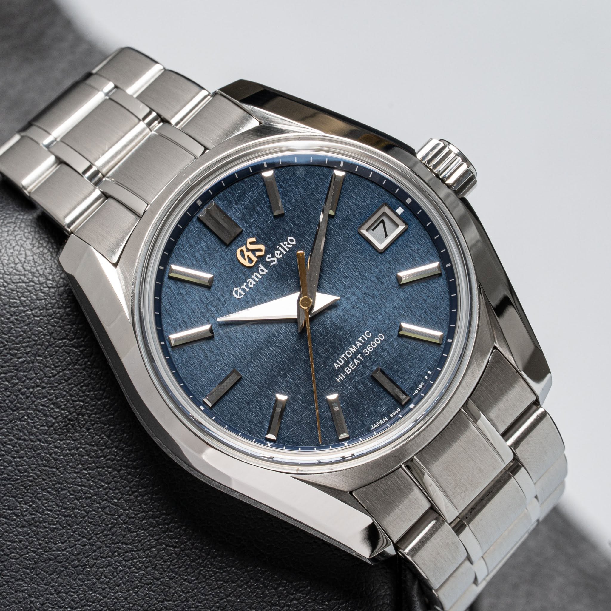 May be an image of wrist watch and text that says 'GS Seiko arand 7 / AUTOMATIC AUTOMATIC HI-BEAT 36000 મા HI PEES AN JAPAN'